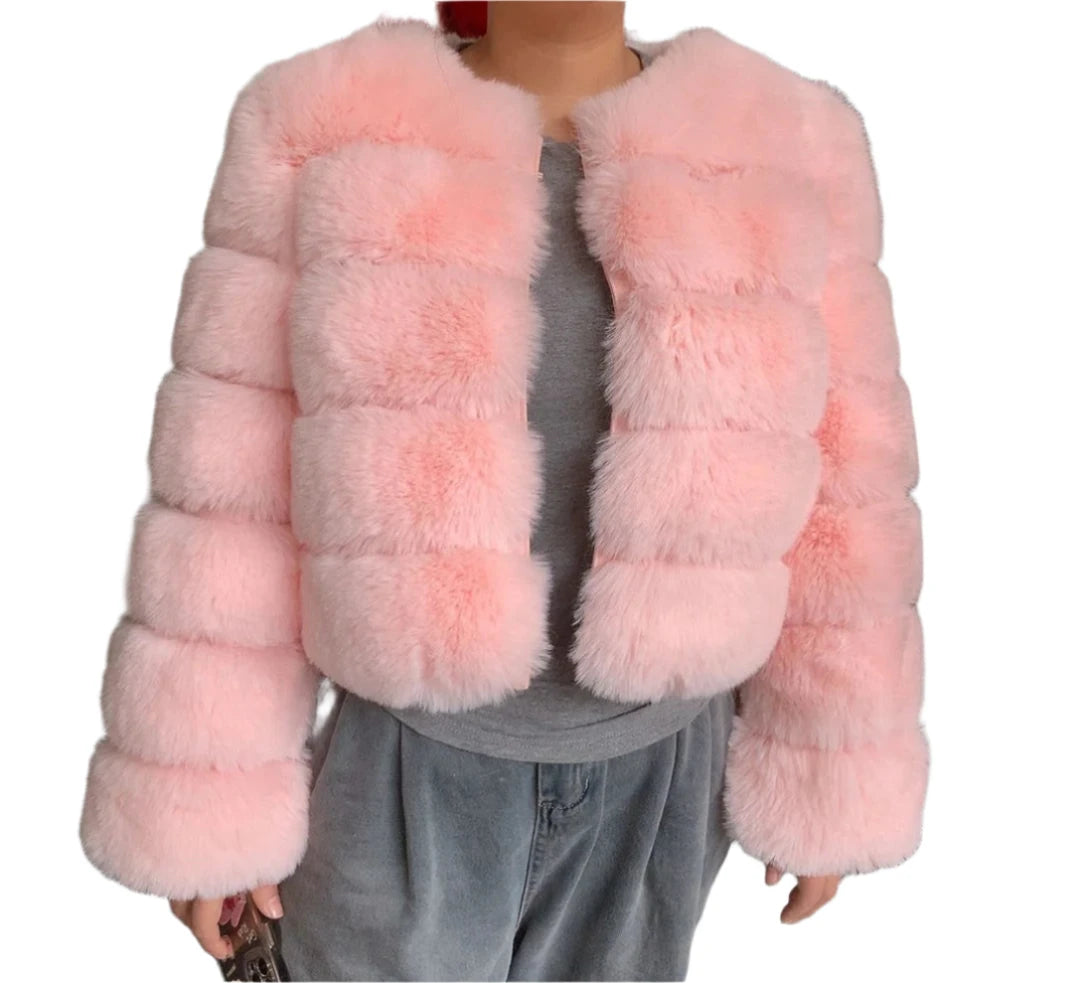 Elevate your autumn and winter wardrobe with the Amoura Elegance women's short faux fur coat in a charming pink color. This high-quality 60 cm jacket features plush, fluffy faux fox fur and elegant full sleeves, providing both warmth and a touch of sophistication. Available in sizes up to 7XL, it’s the perfect blend of comfort and style for any fashionable woman looking to stand out."