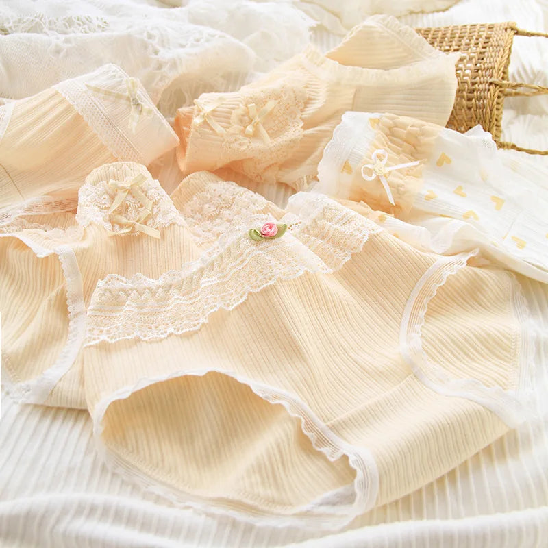 Cream-colored panties with fun prints, breathable and perfect for casual days.