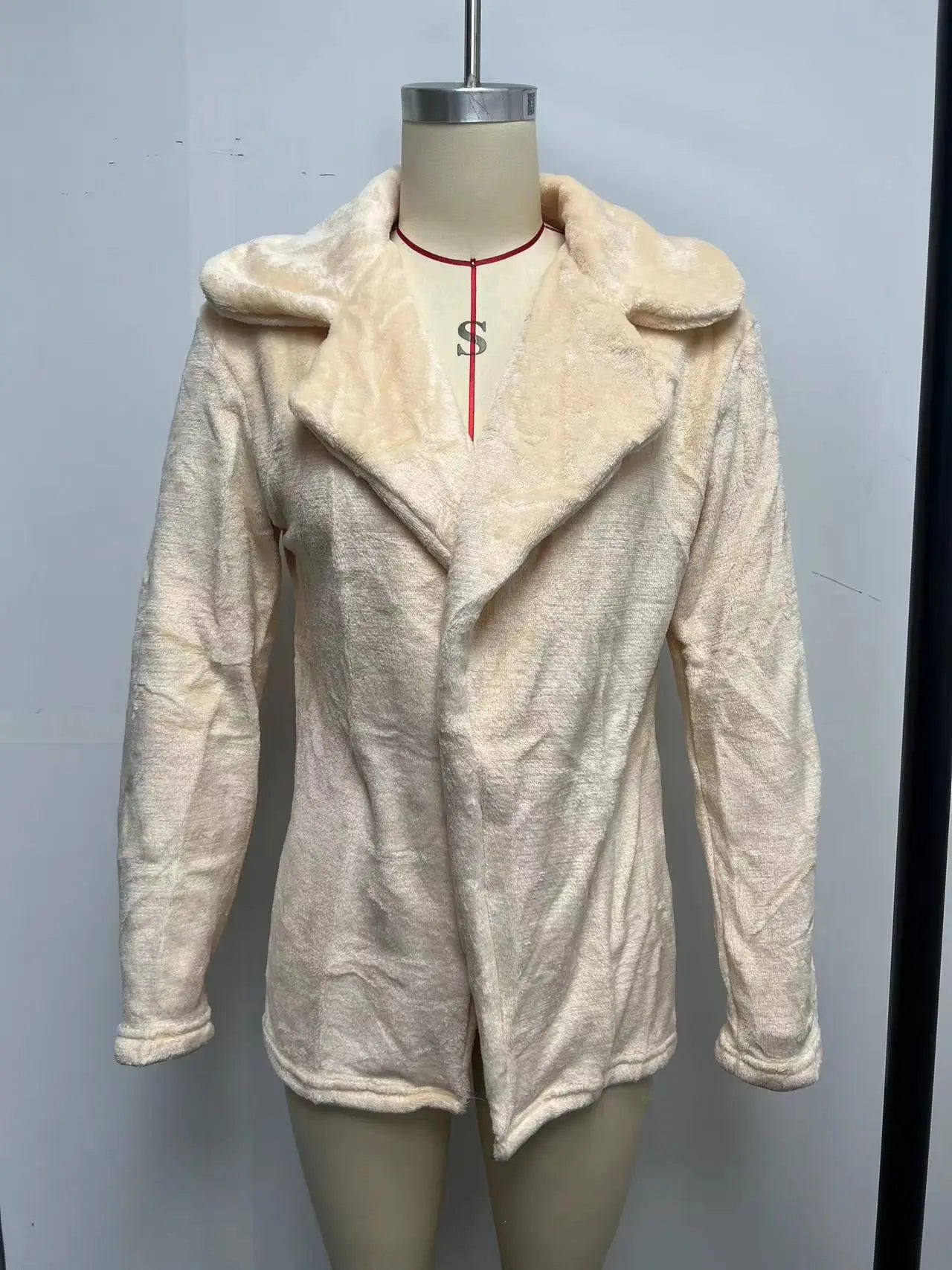 "Amoura Elegance Women's Plush Lapel Slim-Fit Jacket – European & American Fashion Sexy Autumn/Winter Outerwear for Stylish Comfort"