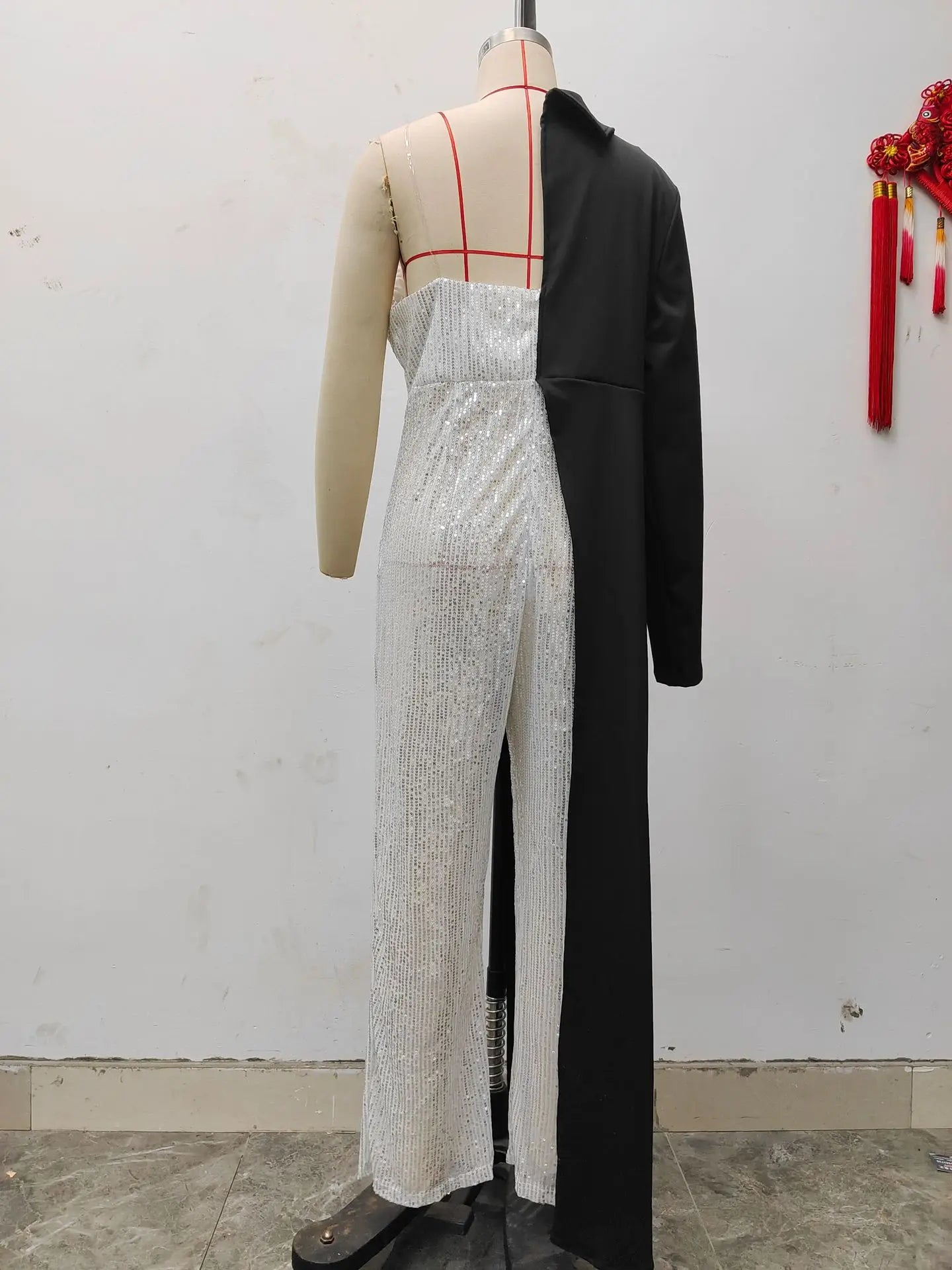 Amoura Elegance European & American Women's Silver Splicing Sequin One-Shoulder Jumpsuit – Glamorous Evening Wear
