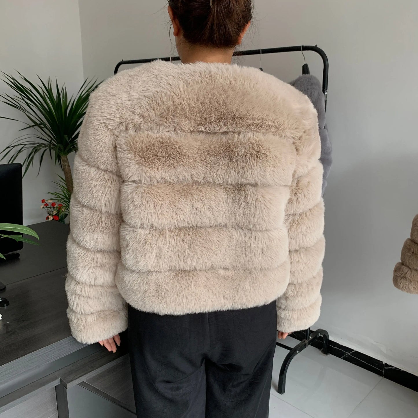 Amoura Elegance Women's Faux Fur Coat – Short Fluffy Jacket, High-Quality Faux Fox Fur, Stylish Winter Warmth Shor Sleeve( 50 cm)