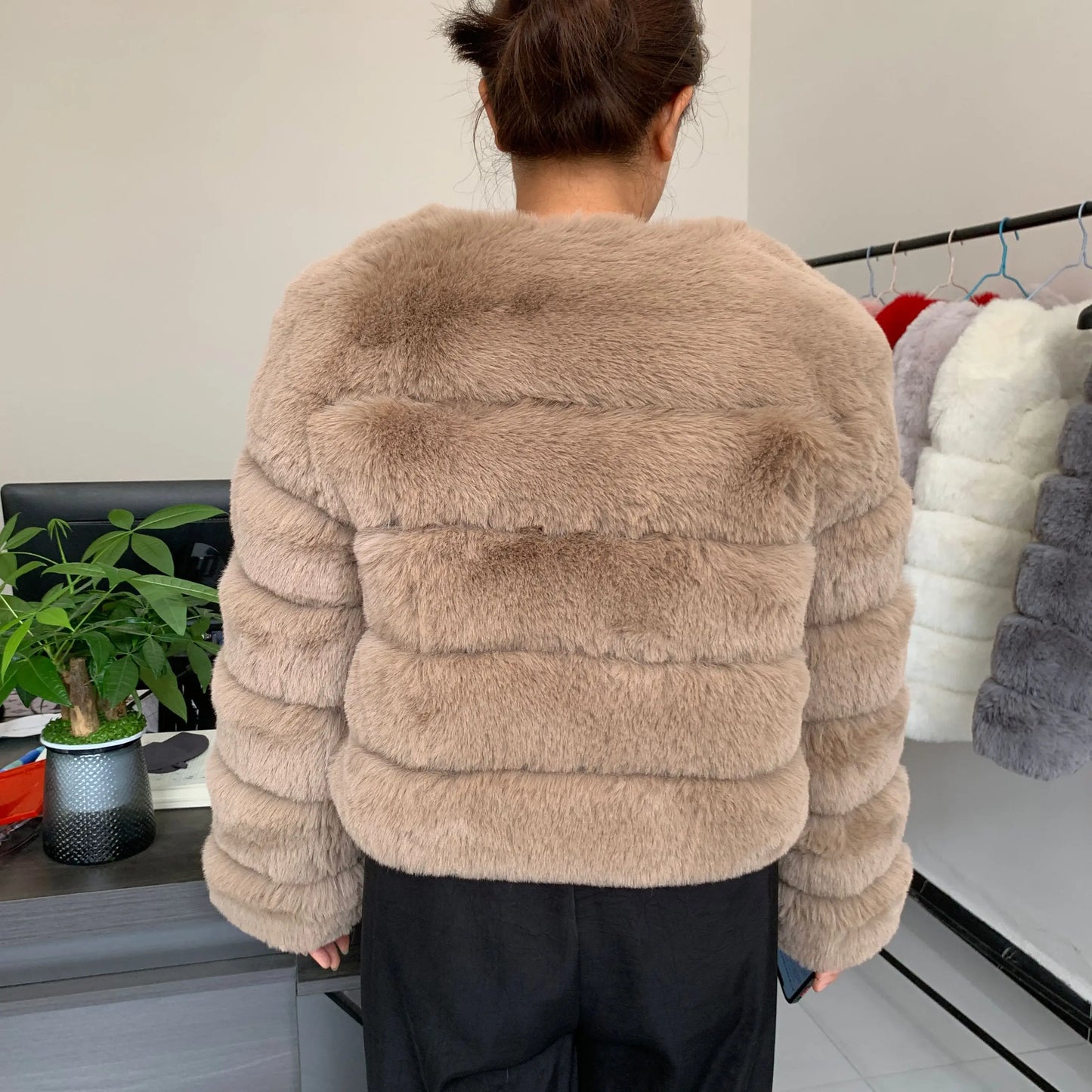 Amoura Elegance Women's Faux Fur Coat – Short Fluffy Jacket, High-Quality Faux Fox Fur, Stylish Winter Warmth Long Sleeve( 60 cm)