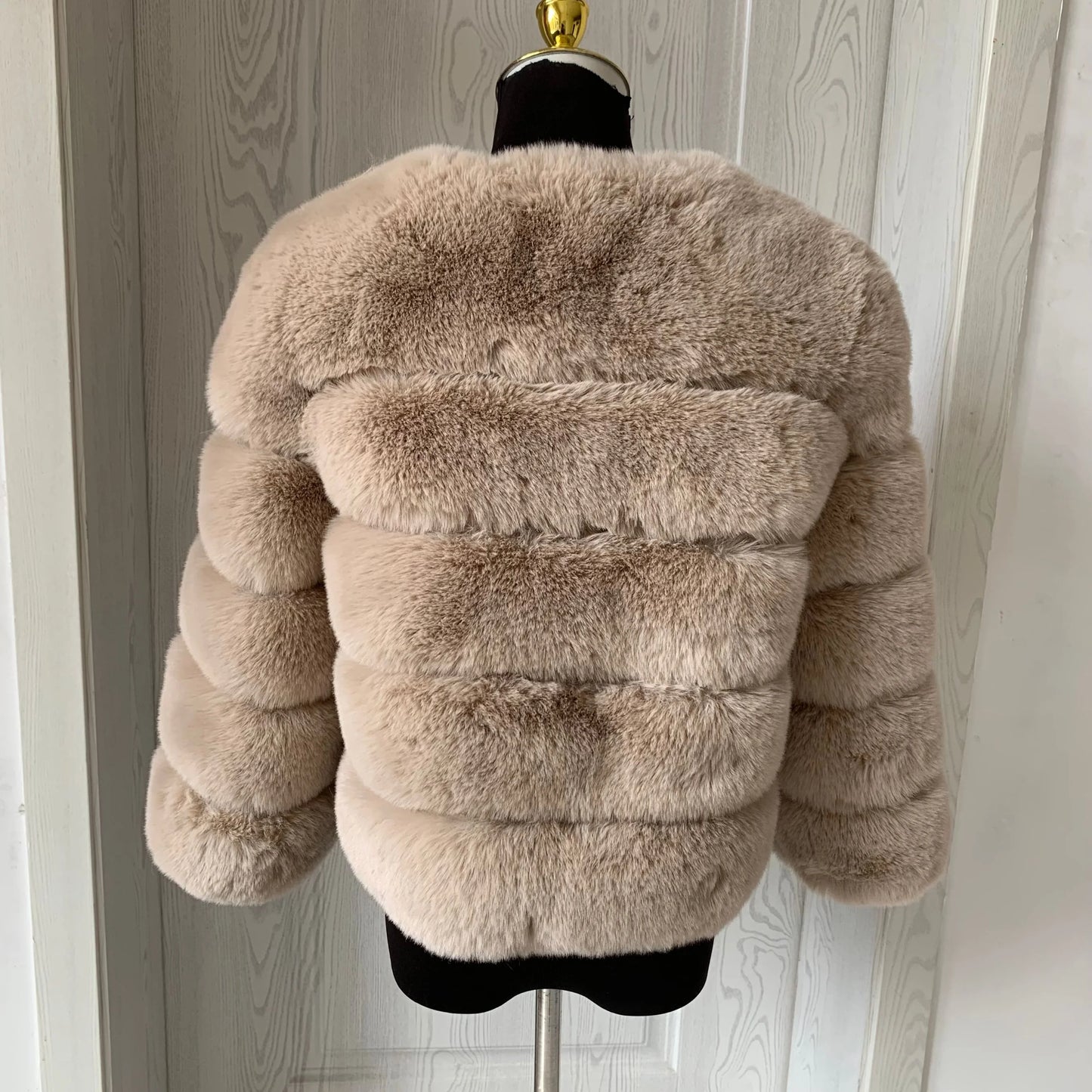 Amoura Elegance Women's Faux Fur Coat – Short Fluffy Jacket, High-Quality Faux Fox Fur, Stylish Winter Warmth Shor Sleeve( 50 cm)