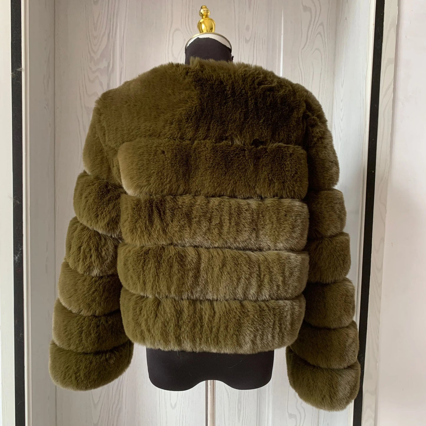 Amoura Elegance Women's Faux Fur Coat – Short Fluffy Jacket, High-Quality Faux Fox Fur, Stylish Winter Warmth Shor Sleeve( 50 cm)
