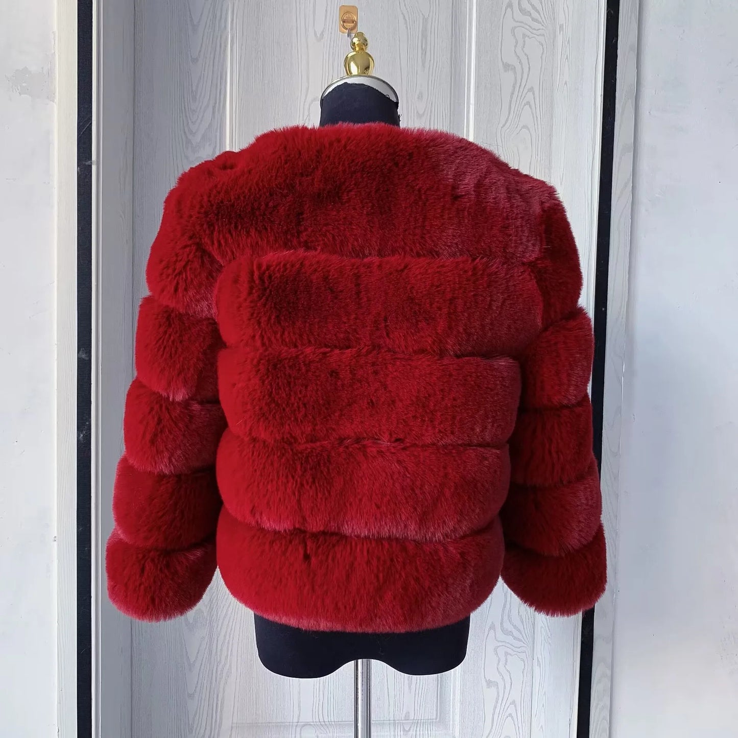 Amoura Elegance Women's Faux Fur Coat – Short Fluffy Jacket, High-Quality Faux Fox Fur, Stylish Winter Warmth Shor Sleeve( 50 cm)