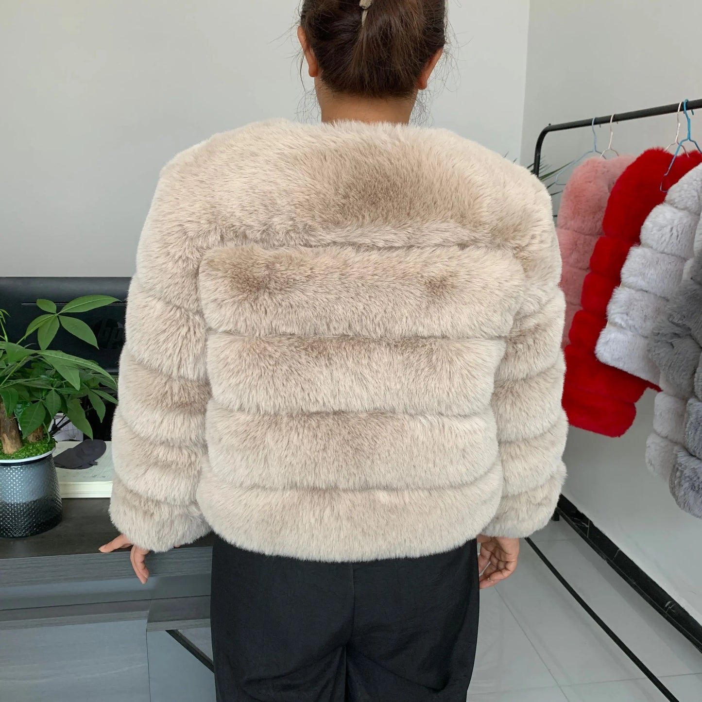 Amoura Elegance Women's Faux Fur Coat – Short Fluffy Jacket, High-Quality Faux Fox Fur, Stylish Winter Warmth Long Sleeve( 60 cm)