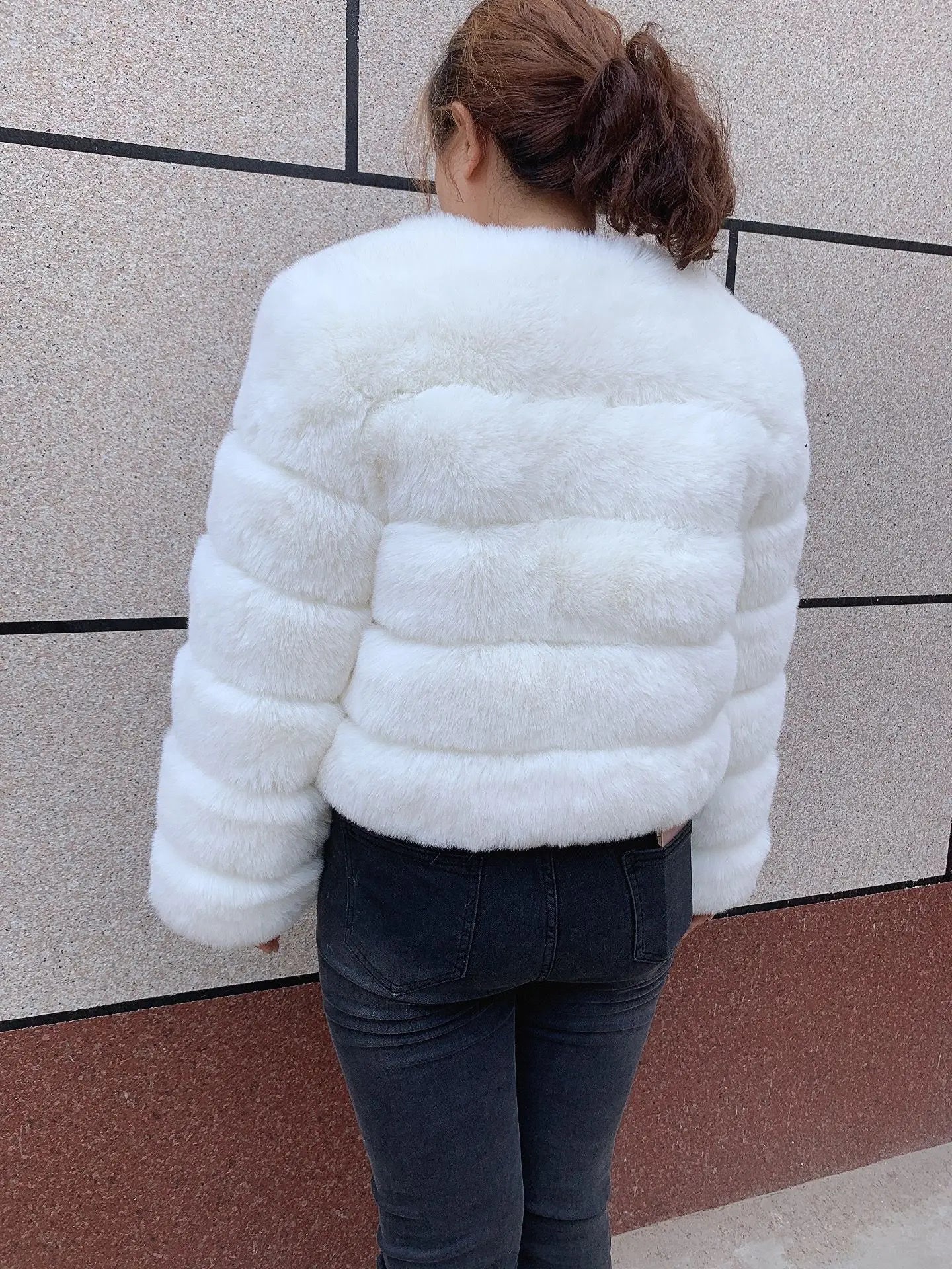 Amoura Elegance Women's Faux Fur Coat – Short Fluffy Jacket, High-Quality Faux Fox Fur, Stylish Winter Warmth Shor Sleeve( 50 cm)