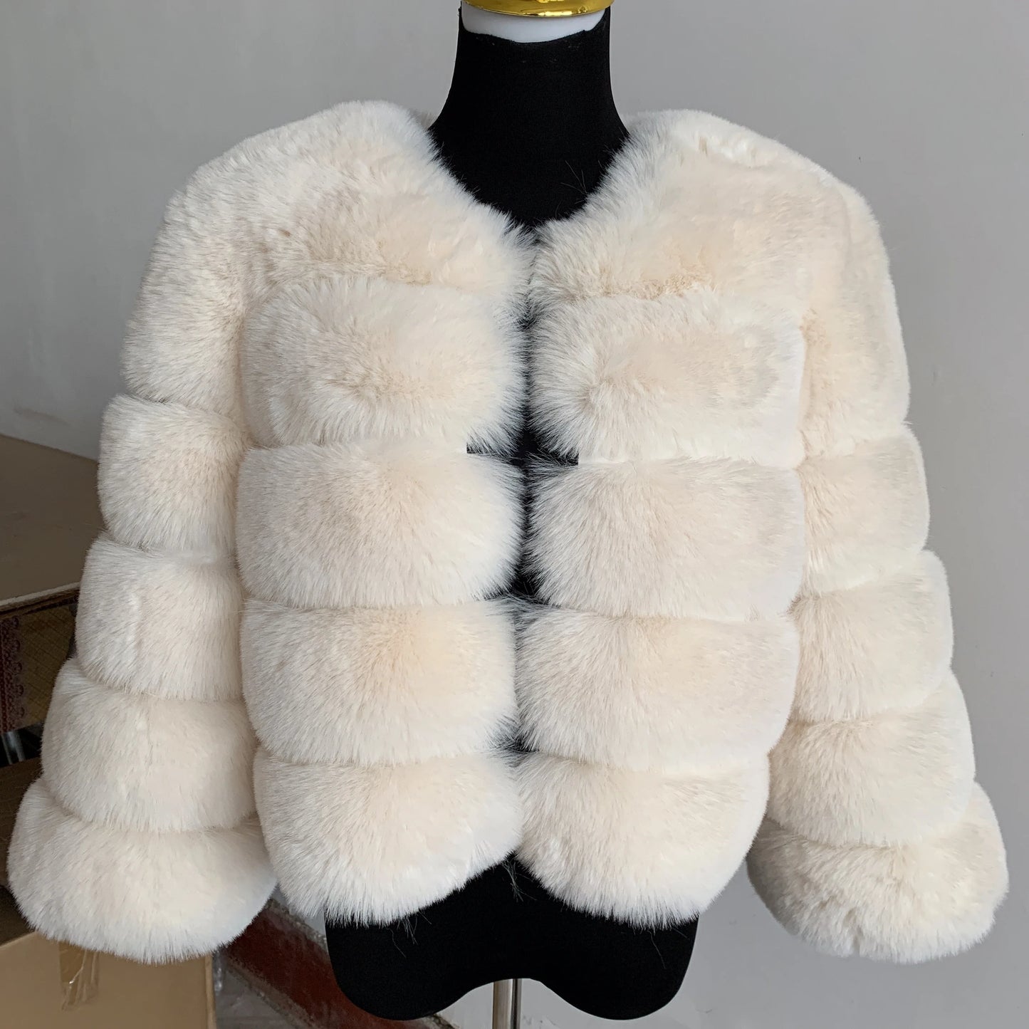 Amoura Elegance Women's Faux Fur Coat – Short Fluffy Jacket, High-Quality Faux Fox Fur, Stylish Winter Warmth Shor Sleeve( 50 cm)