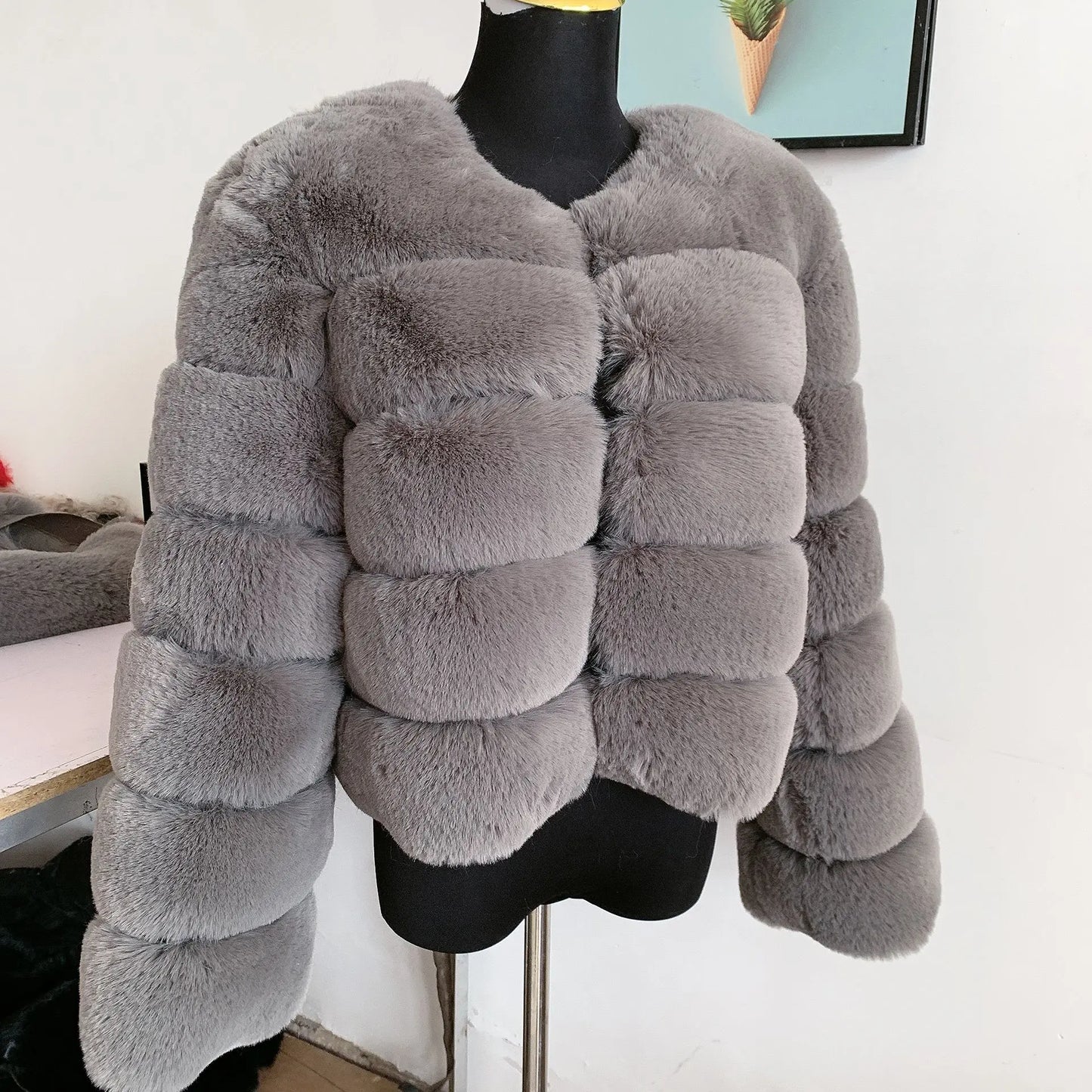Amoura Elegance Women's Faux Fur Coat – Short Fluffy Jacket, High-Quality Faux Fox Fur, Stylish Winter Warmth Shor Sleeve( 50 cm)