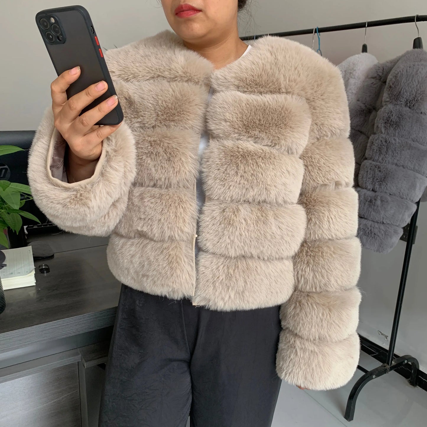 Amoura Elegance Women's Faux Fur Coat – Short Fluffy Jacket, High-Quality Faux Fox Fur, Stylish Winter Warmth Shor Sleeve( 50 cm)