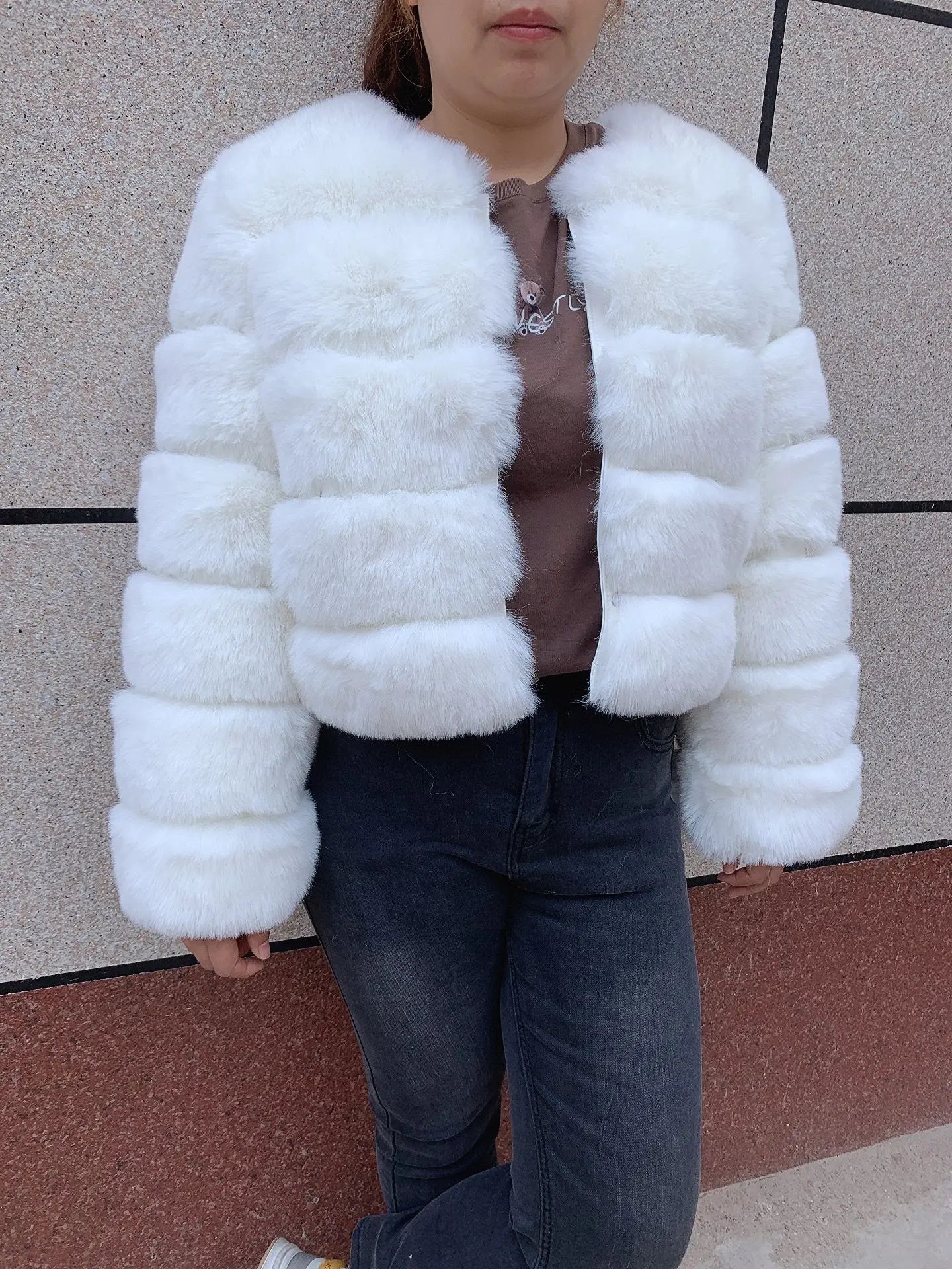 Amoura Elegance Women's Faux Fur Coat – Short Fluffy Jacket, High-Quality Faux Fox Fur, Stylish Winter Warmth Shor Sleeve( 50 cm)