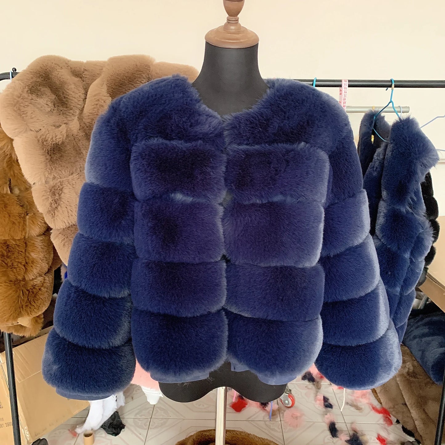 Amoura Elegance Women's Faux Fur Coat – Short Fluffy Jacket, High-Quality Faux Fox Fur, Stylish Winter Warmth Shor Sleeve( 50 cm)