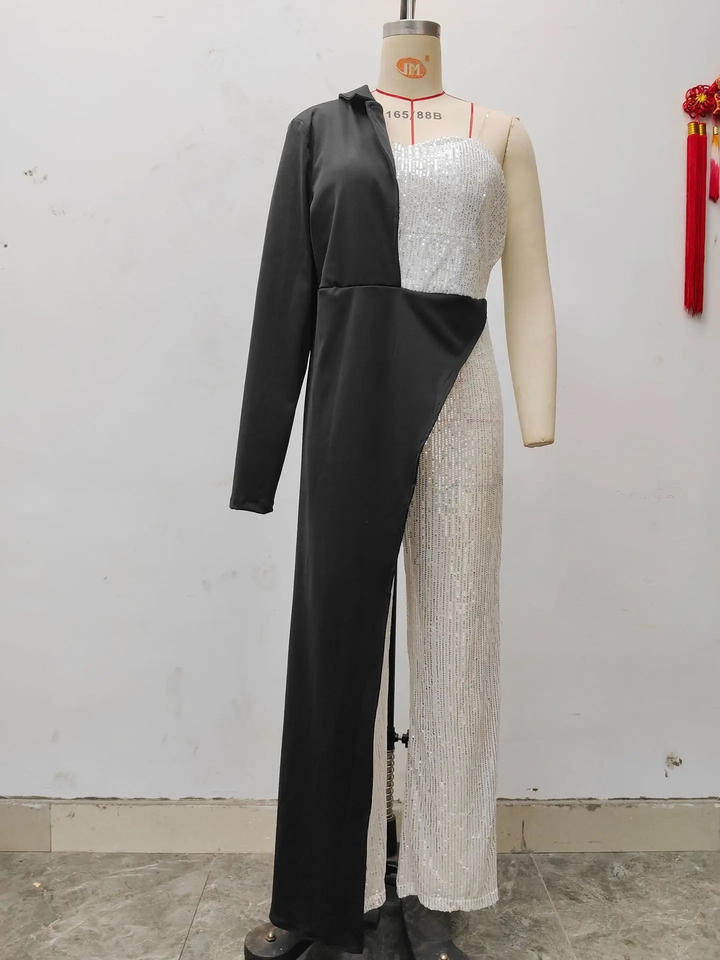 Amoura Elegance European & American Women's Silver Splicing Sequin One-Shoulder Jumpsuit – Glamorous Evening Wear