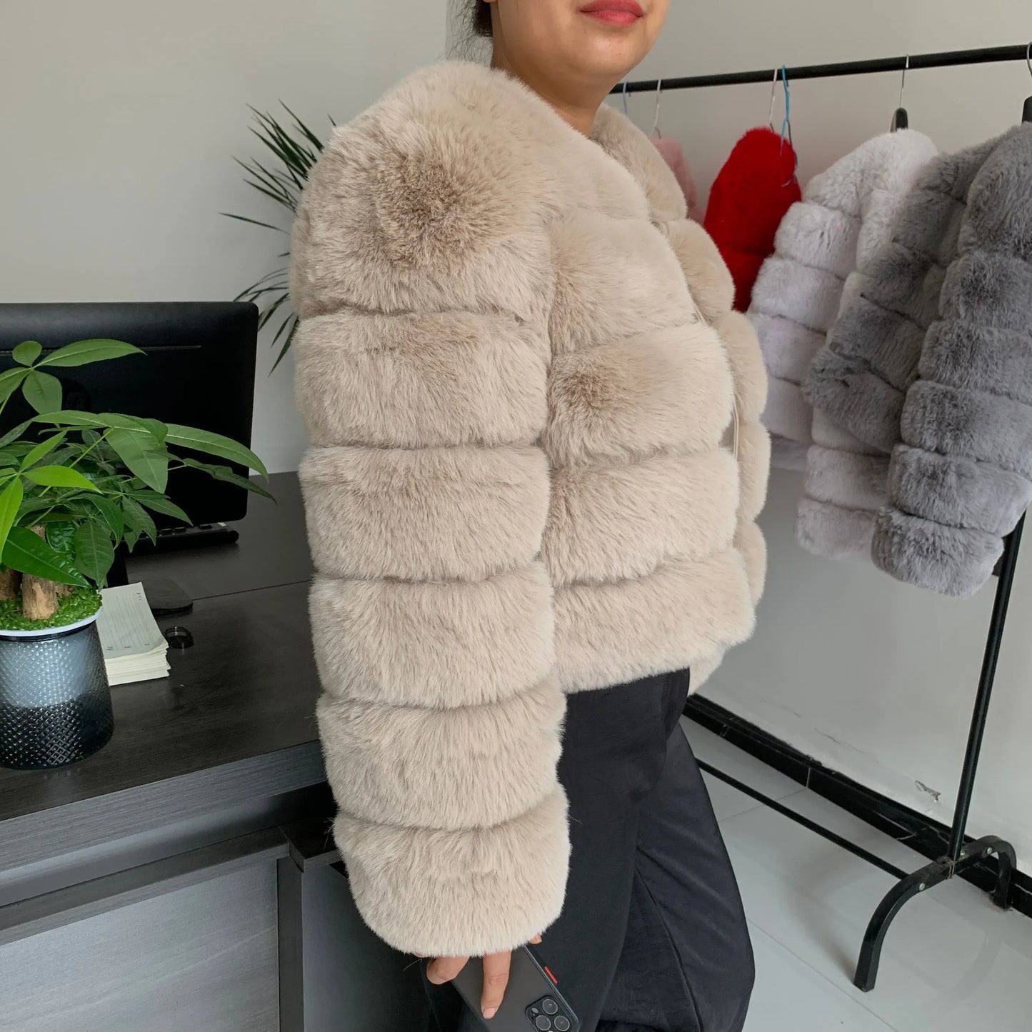 Amoura Elegance Women's Faux Fur Coat – Short Fluffy Jacket, High-Quality Faux Fox Fur, Stylish Winter Warmth Shor Sleeve( 50 cm)