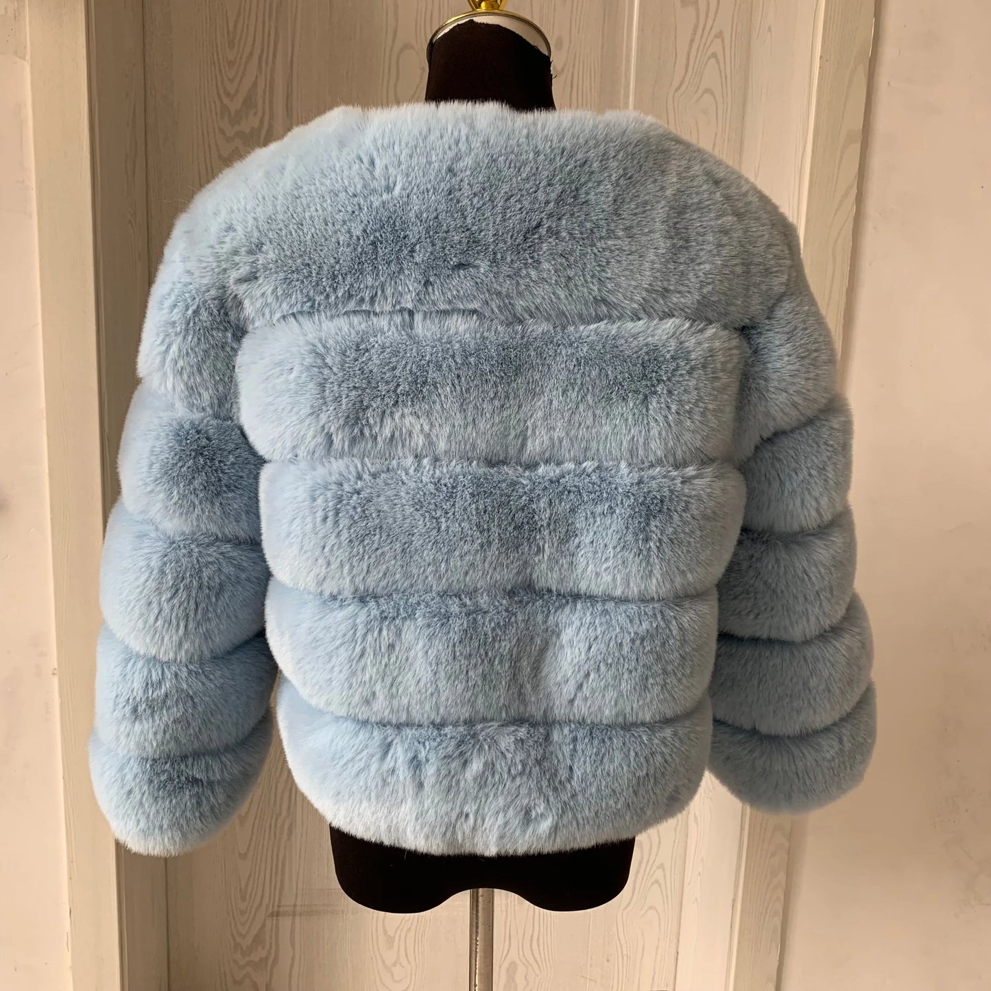 Amoura Elegance Women's Faux Fur Coat – Short Fluffy Jacket, High-Quality Faux Fox Fur, Stylish Winter Warmth Long Sleeve( 60 cm)