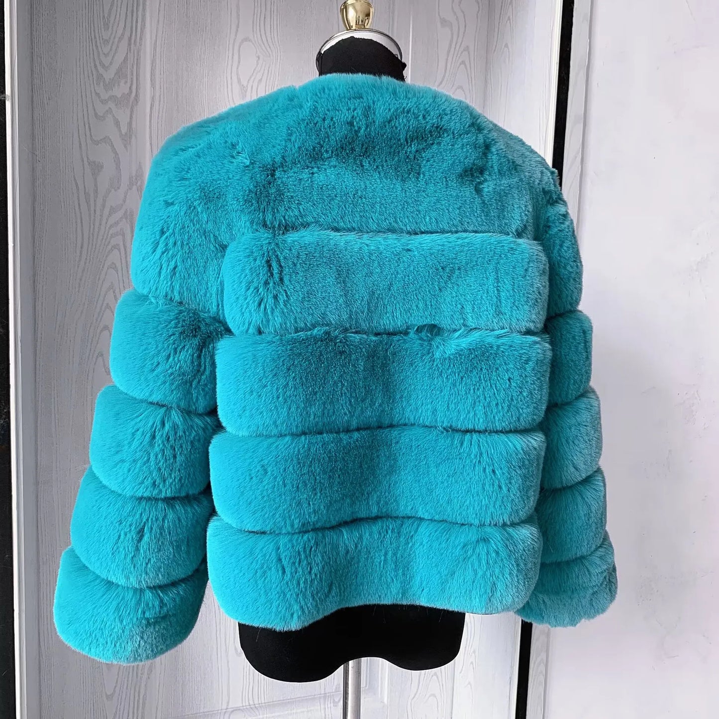 Amoura Elegance Women's Faux Fur Coat – Short Fluffy Jacket, High-Quality Faux Fox Fur, Stylish Winter Warmth Long Sleeve( 60 cm)
