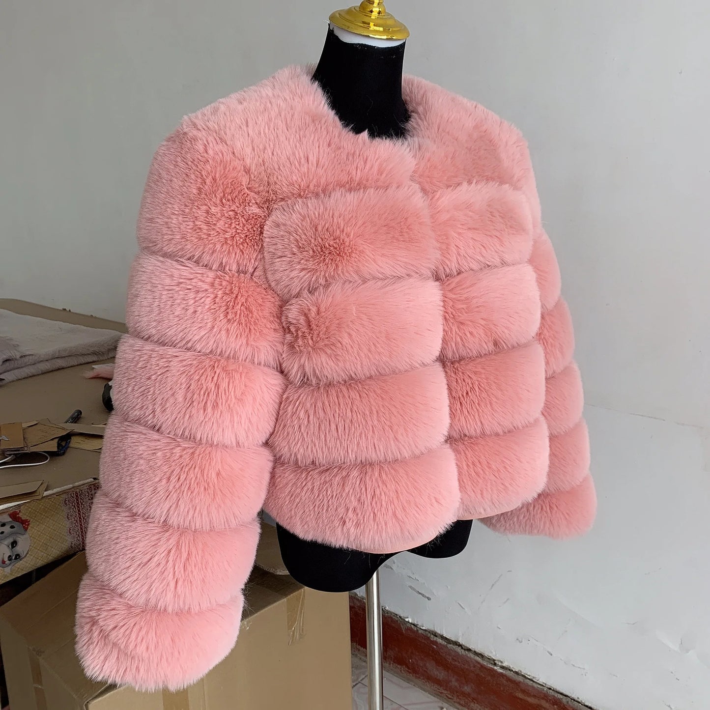 Amoura Elegance Women's Faux Fur Coat – Short Fluffy Jacket, High-Quality Faux Fox Fur, Stylish Winter Warmth Shor Sleeve( 50 cm)