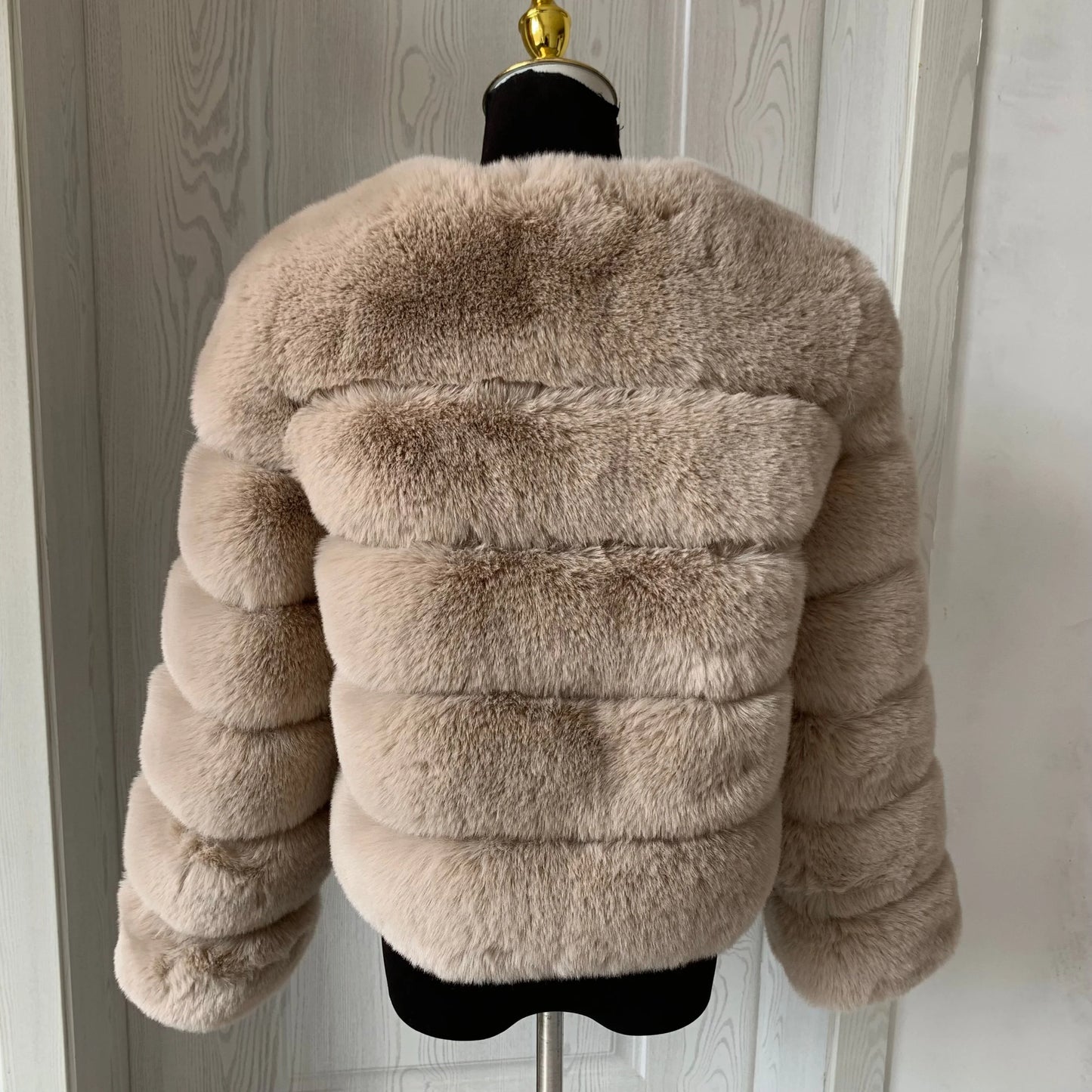 Amoura Elegance Women's Faux Fur Coat – Short Fluffy Jacket, High-Quality Faux Fox Fur, Stylish Winter Warmth Shor Sleeve( 50 cm)