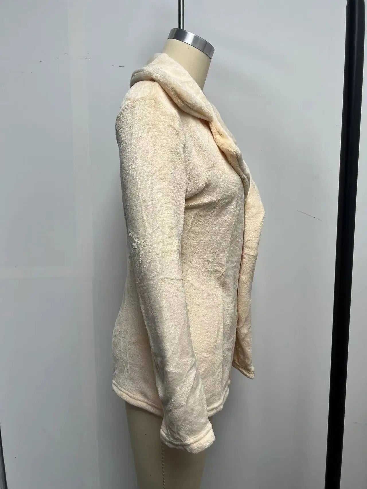 "Amoura Elegance Women's Plush Lapel Slim-Fit Jacket – European & American Fashion Sexy Autumn/Winter Outerwear for Stylish Comfort"
