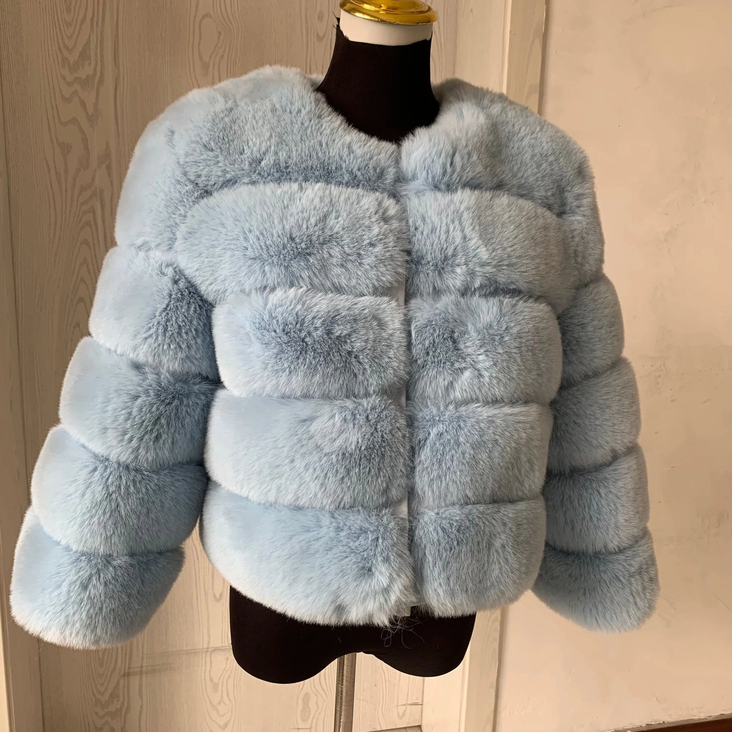 Amoura Elegance Women's Faux Fur Coat – Short Fluffy Jacket, High-Quality Faux Fox Fur, Stylish Winter Warmth Shor Sleeve( 50 cm)