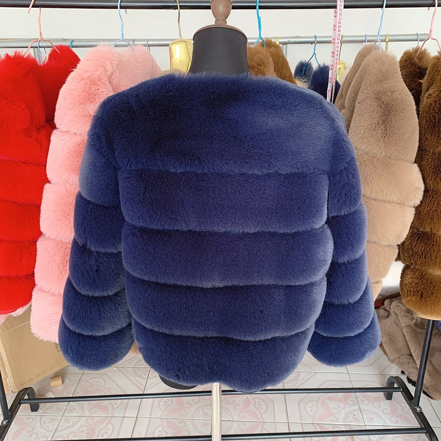 Amoura Elegance Women's Faux Fur Coat – Short Fluffy Jacket, High-Quality Faux Fox Fur, Stylish Winter Warmth Shor Sleeve( 50 cm)