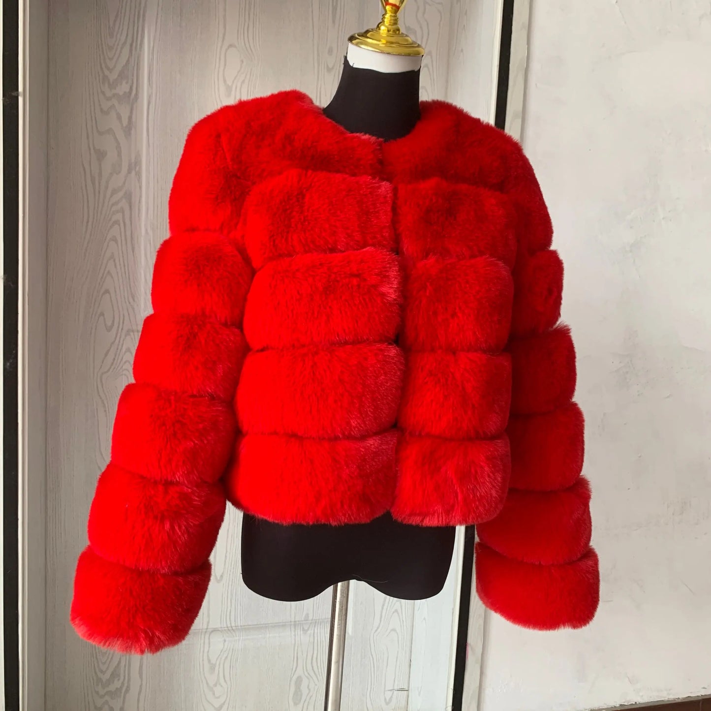Amoura Elegance Women's Faux Fur Coat – Short Fluffy Jacket, High-Quality Faux Fox Fur, Stylish Winter Warmth Shor Sleeve( 50 cm)