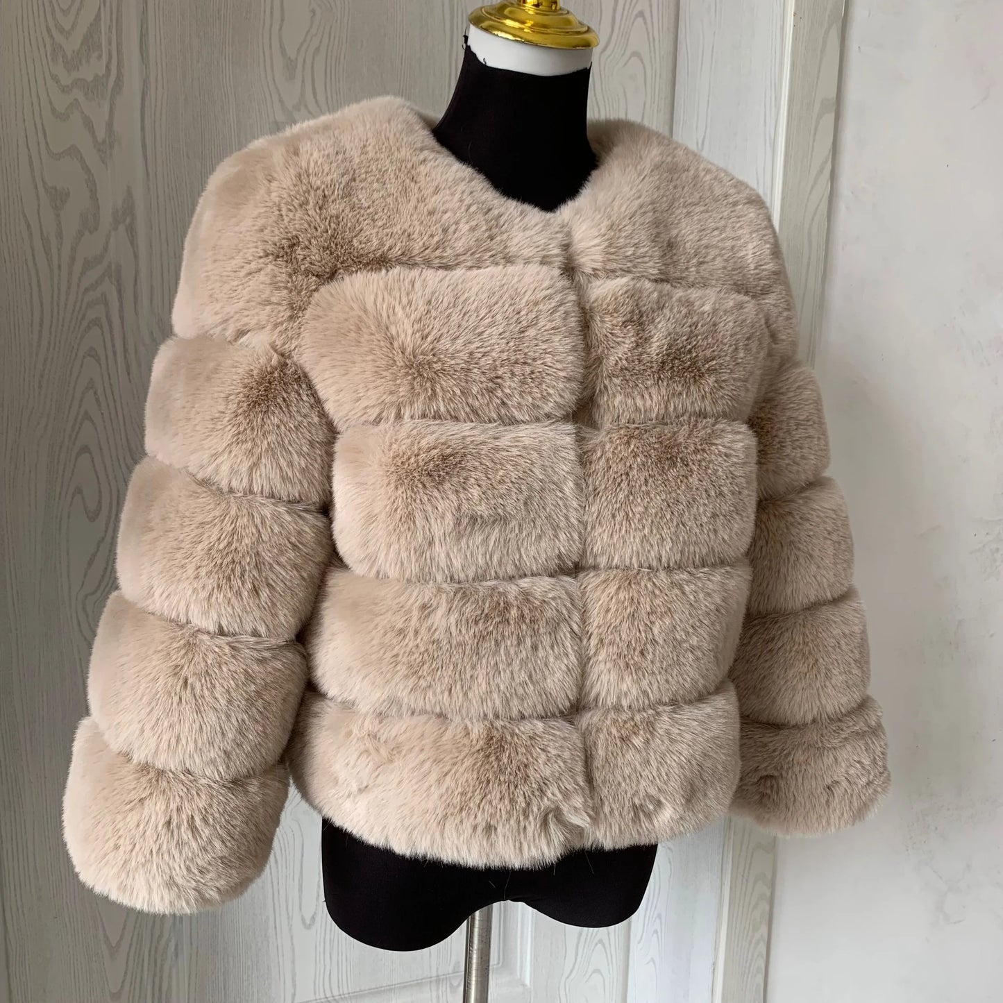 Amoura Elegance Women's Faux Fur Coat – Short Fluffy Jacket, High-Quality Faux Fox Fur, Stylish Winter Warmth Shor Sleeve( 50 cm)