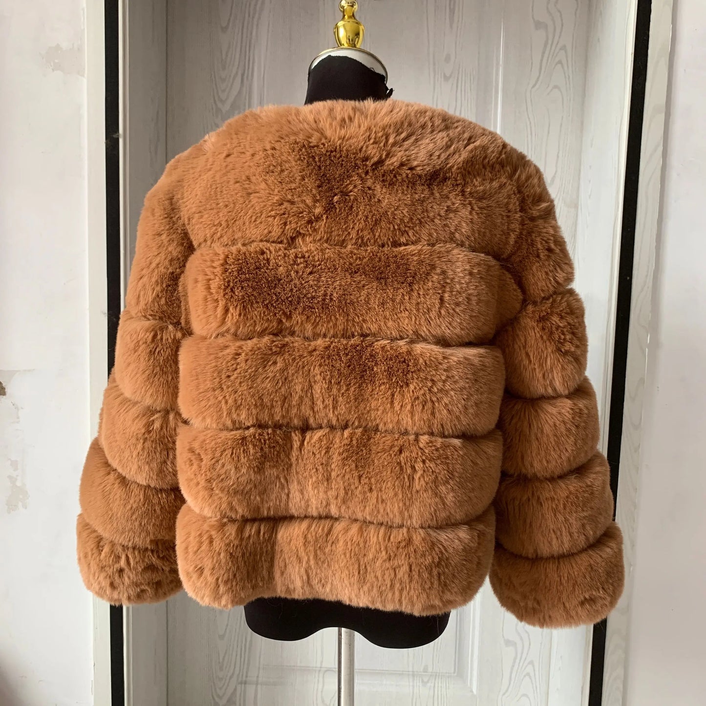 Amoura Elegance Women's Faux Fur Coat – Short Fluffy Jacket, High-Quality Faux Fox Fur, Stylish Winter Warmth Long Sleeve( 60 cm)