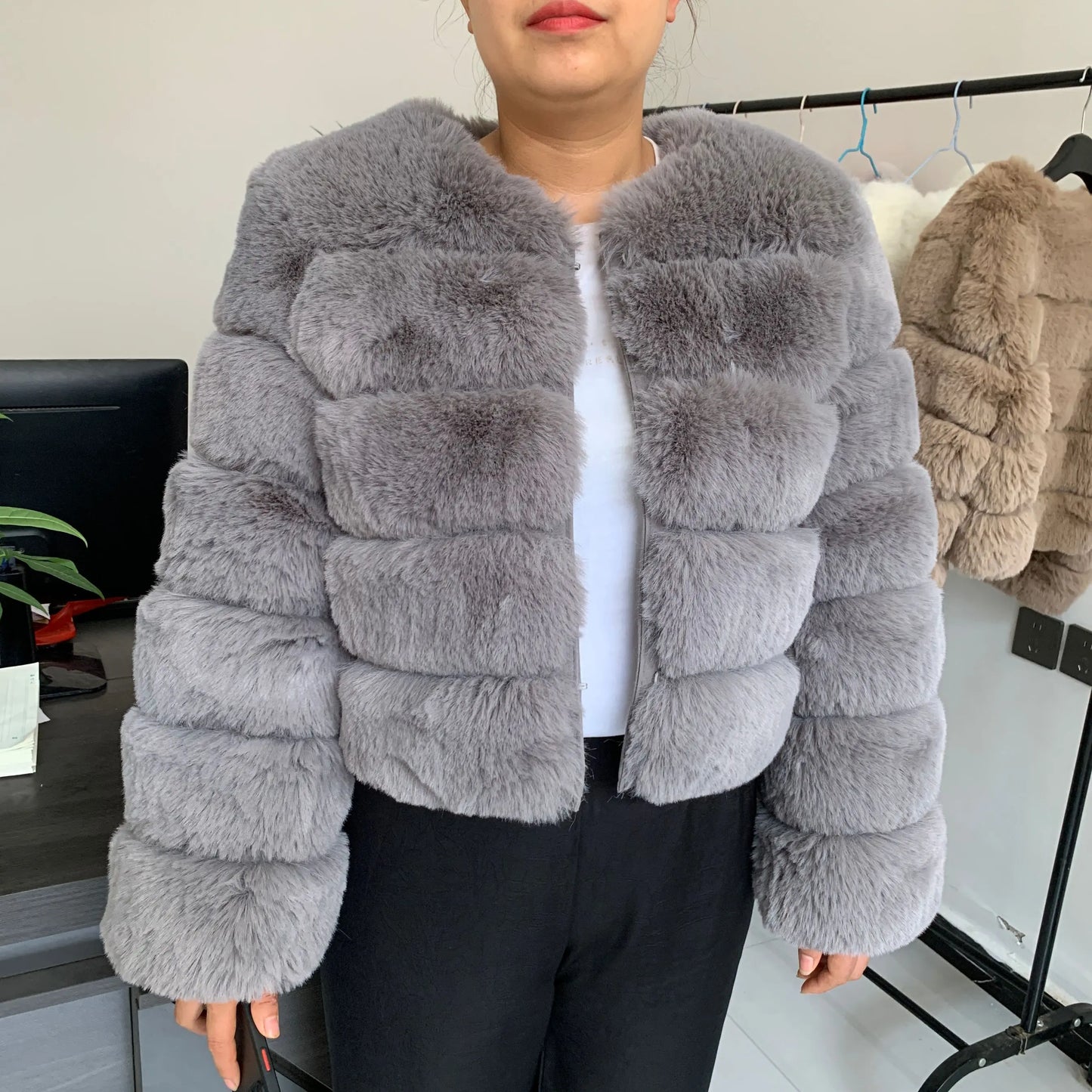 Amoura Elegance Women's Faux Fur Coat – Short Fluffy Jacket, High-Quality Faux Fox Fur, Stylish Winter Warmth Shor Sleeve( 50 cm)
