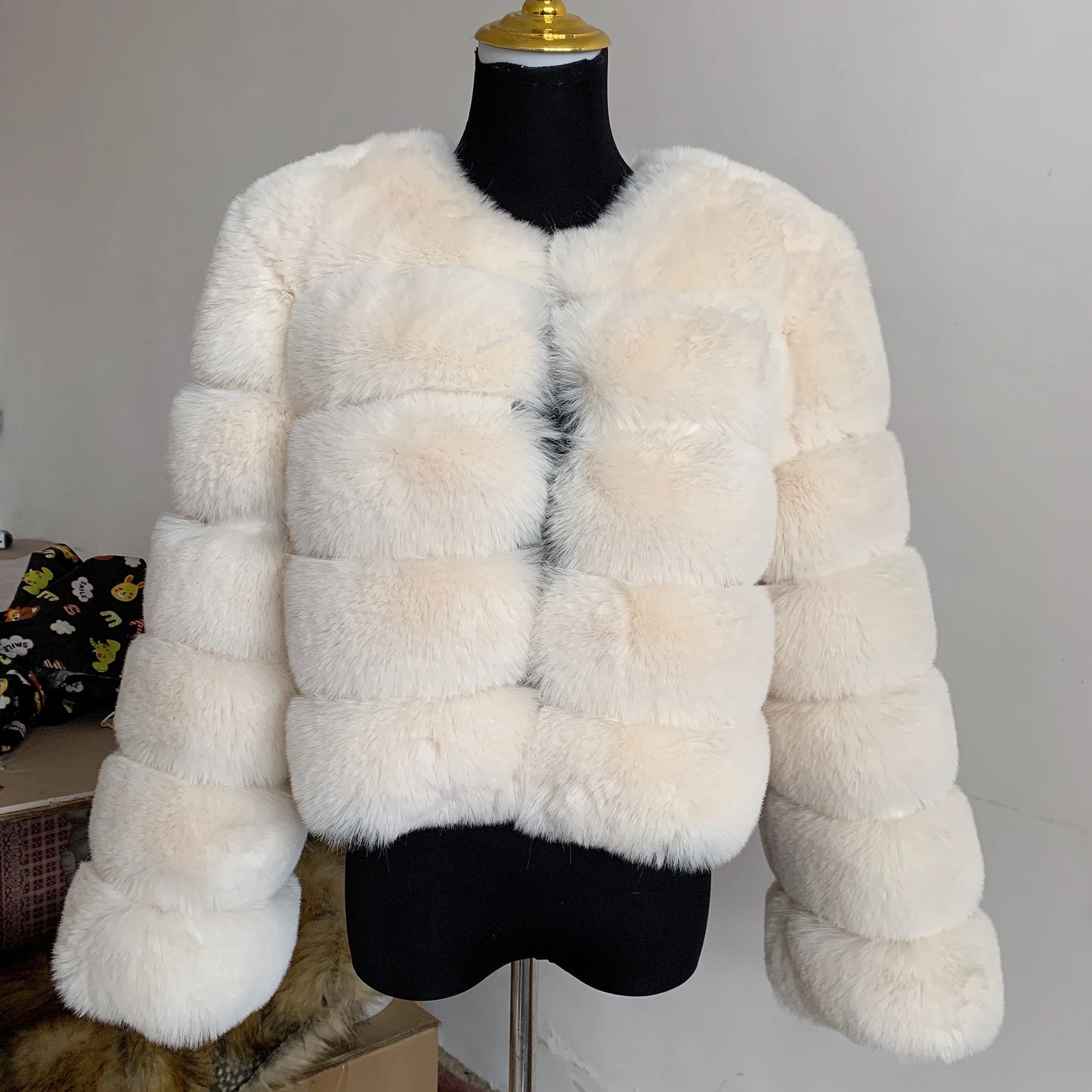 Amoura Elegance Women's Faux Fur Coat – Short Fluffy Jacket, High-Quality Faux Fox Fur, Stylish Winter Warmth Shor Sleeve( 50 cm)