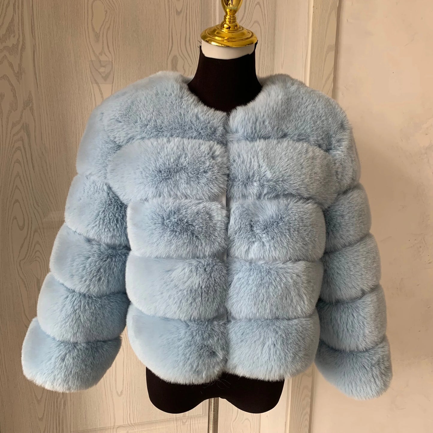 Amoura Elegance Women's Faux Fur Coat – Short Fluffy Jacket, High-Quality Faux Fox Fur, Stylish Winter Warmth Long Sleeve( 60 cm)