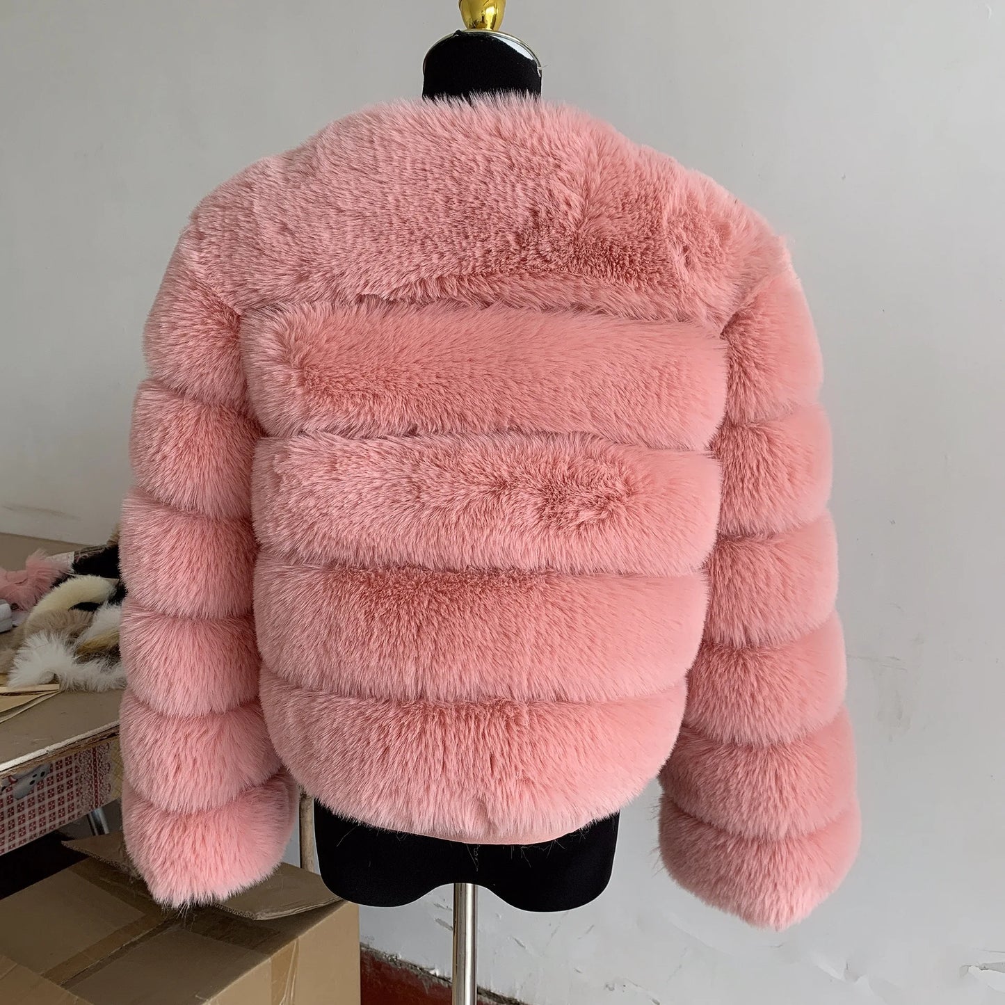 Amoura Elegance Women's Faux Fur Coat – Short Fluffy Jacket, High-Quality Faux Fox Fur, Stylish Winter Warmth Shor Sleeve( 50 cm)