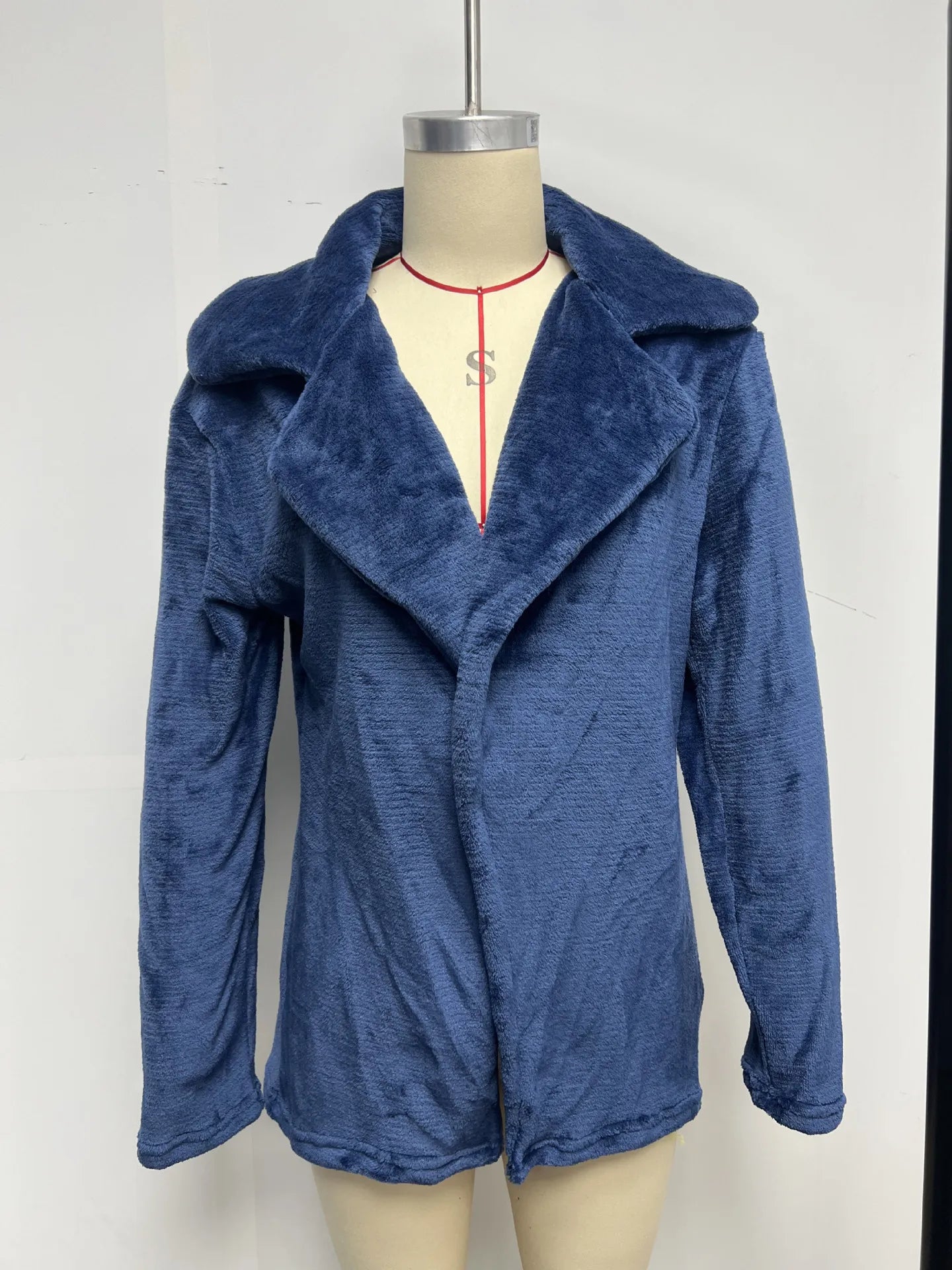 "Amoura Elegance Women's Plush Lapel Slim-Fit Jacket – European & American Fashion Sexy Autumn/Winter Outerwear for Stylish Comfort"
