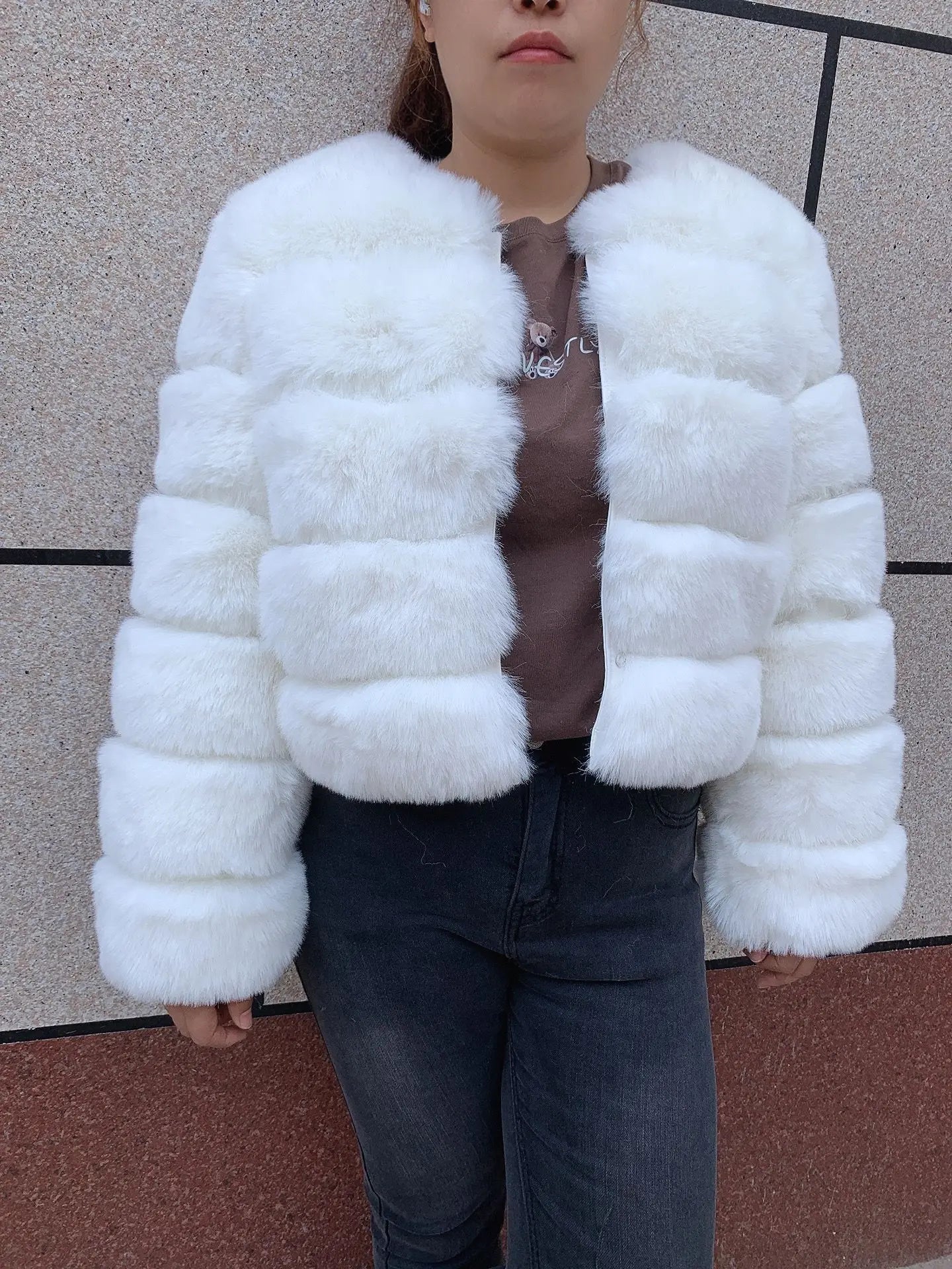 Amoura Elegance Women's Faux Fur Coat – Short Fluffy Jacket, High-Quality Faux Fox Fur, Stylish Winter Warmth Shor Sleeve( 50 cm)