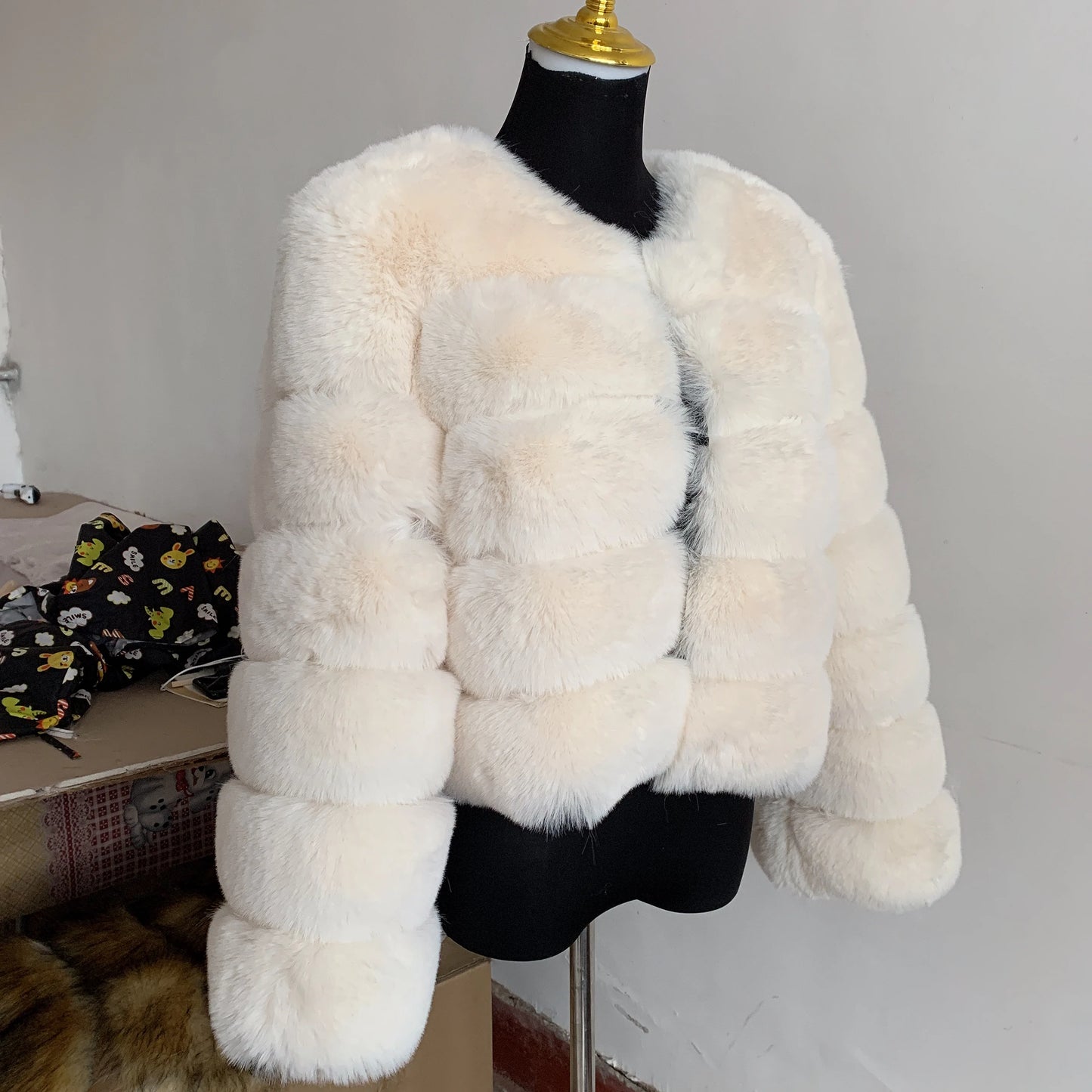 Amoura Elegance Women's Faux Fur Coat – Short Fluffy Jacket, High-Quality Faux Fox Fur, Stylish Winter Warmth Shor Sleeve( 50 cm)