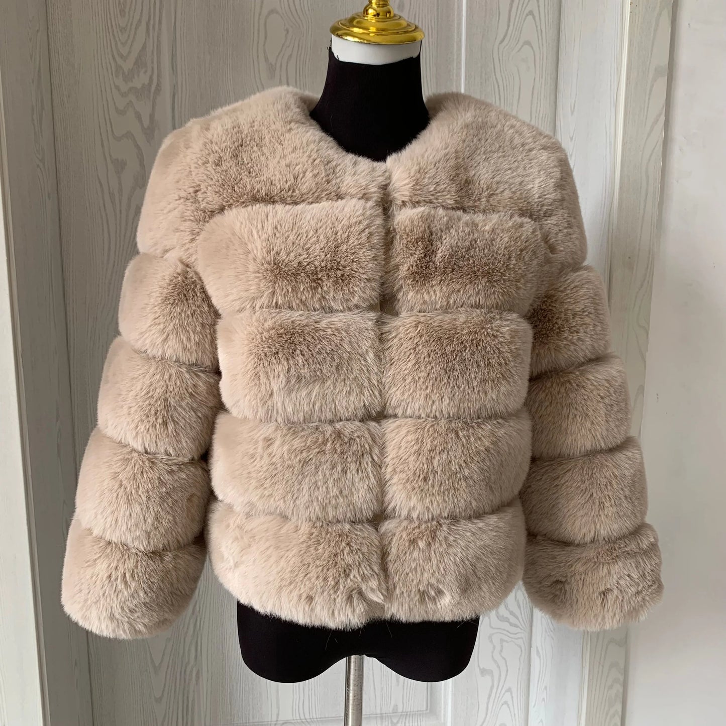 Amoura Elegance Women's Faux Fur Coat – Short Fluffy Jacket, High-Quality Faux Fox Fur, Stylish Winter Warmth Shor Sleeve( 50 cm)
