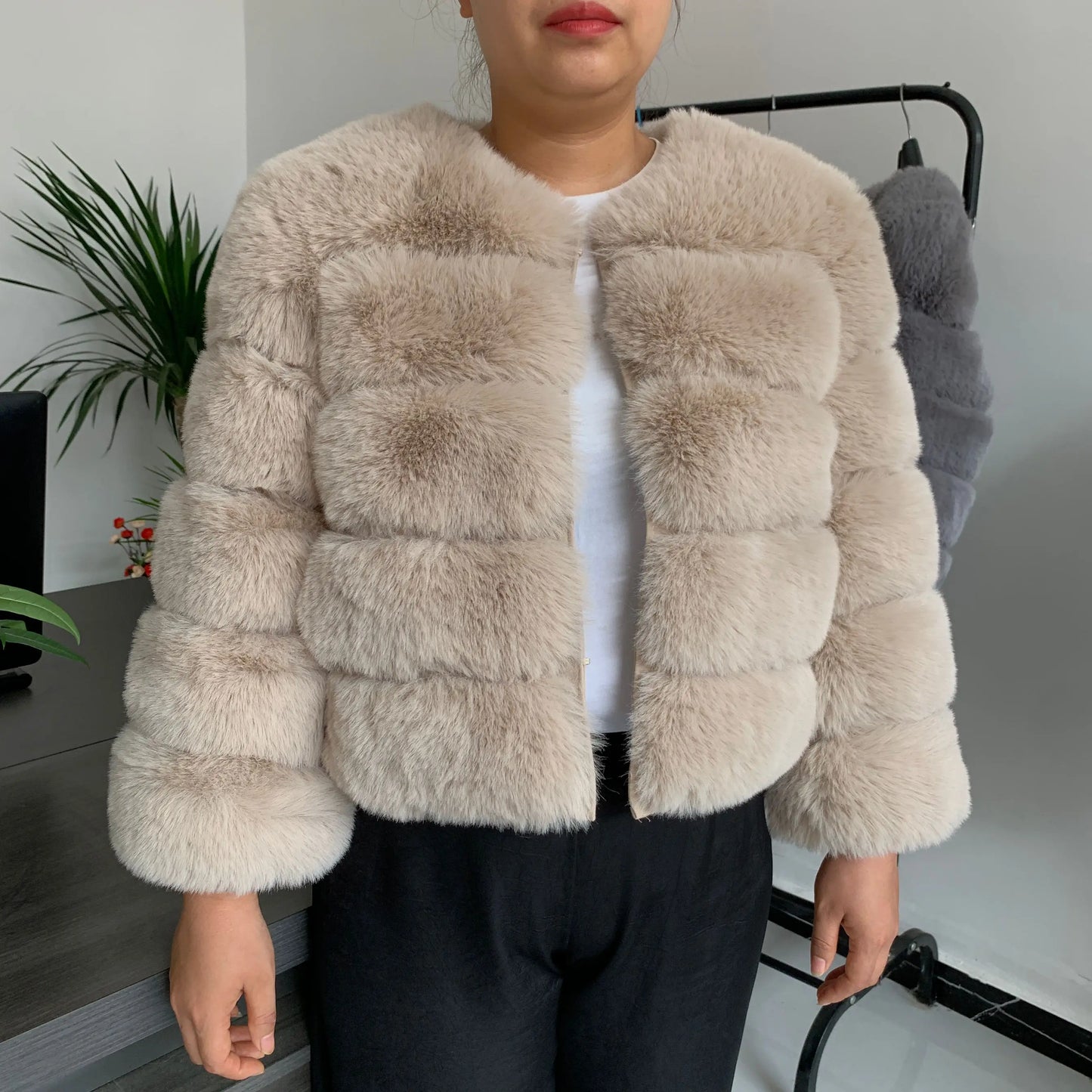 Amoura Elegance Women's Faux Fur Coat – Short Fluffy Jacket, High-Quality Faux Fox Fur, Stylish Winter Warmth Shor Sleeve( 50 cm)