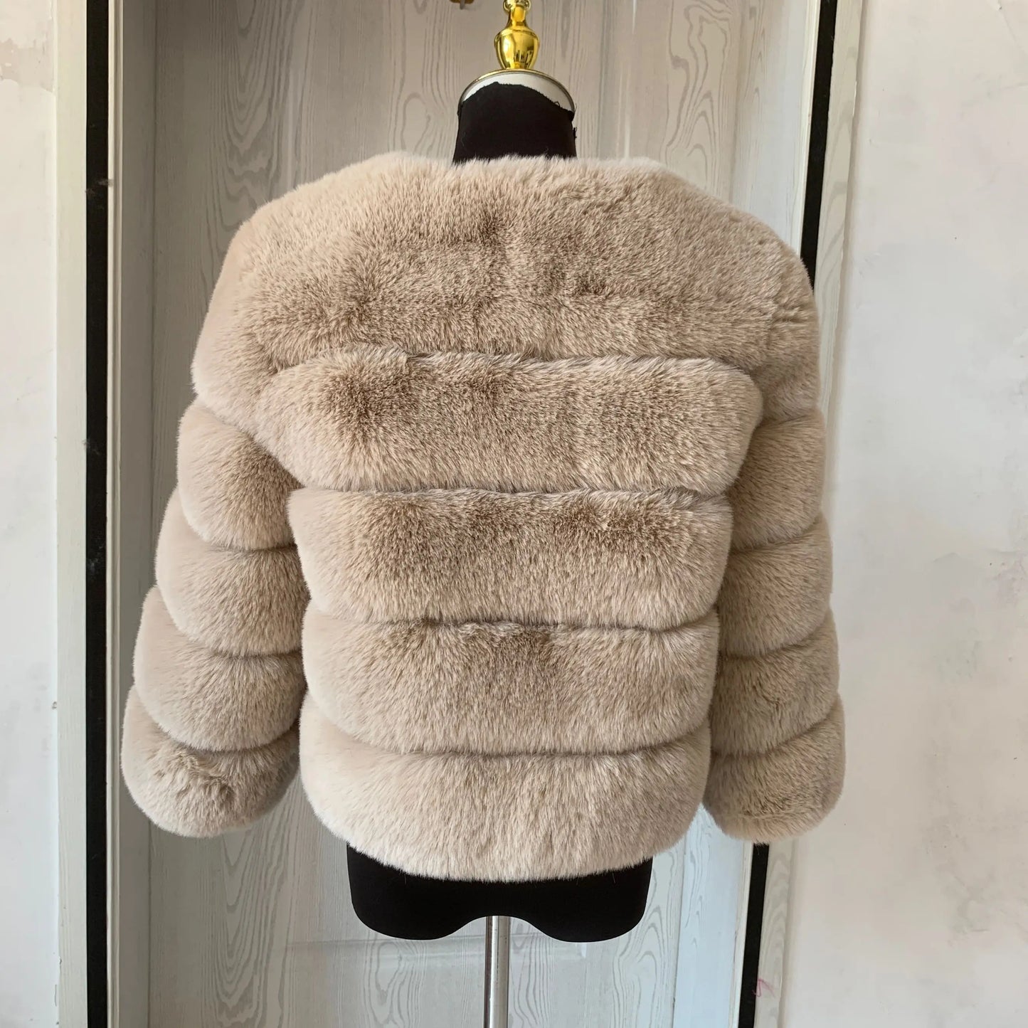 Amoura Elegance Women's Faux Fur Coat – Short Fluffy Jacket, High-Quality Faux Fox Fur, Stylish Winter Warmth Shor Sleeve( 50 cm)