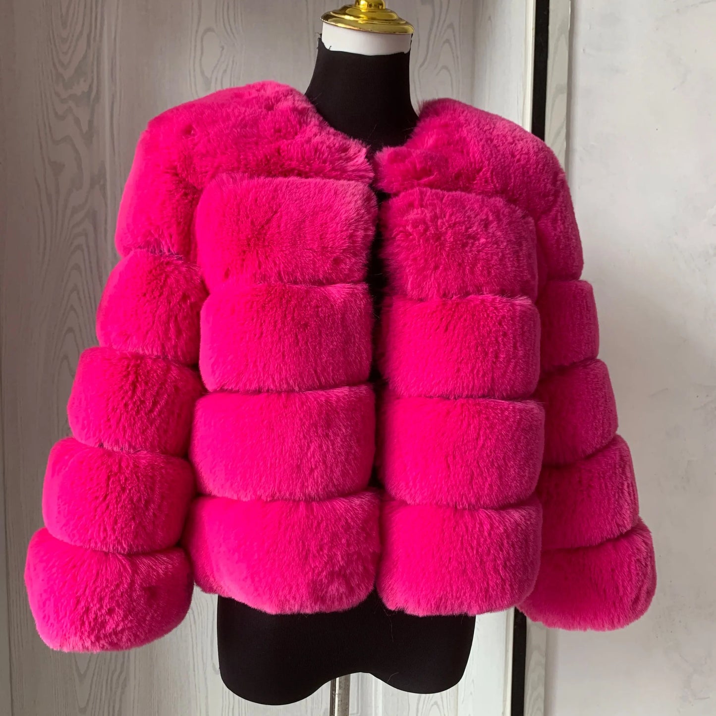 Amoura Elegance Women's Faux Fur Coat – Short Fluffy Jacket, High-Quality Faux Fox Fur, Stylish Winter Warmth Shor Sleeve( 50 cm)