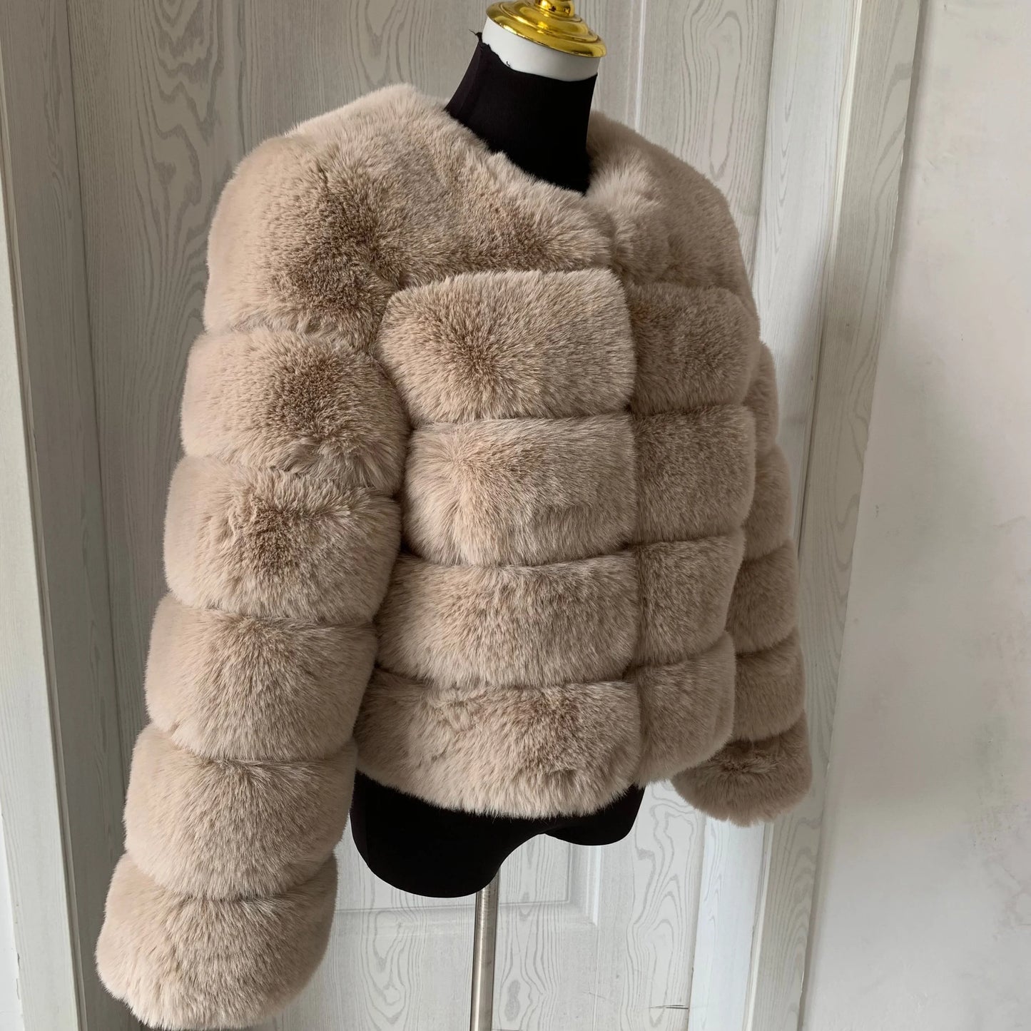 Amoura Elegance Women's Faux Fur Coat – Short Fluffy Jacket, High-Quality Faux Fox Fur, Stylish Winter Warmth Shor Sleeve( 50 cm)