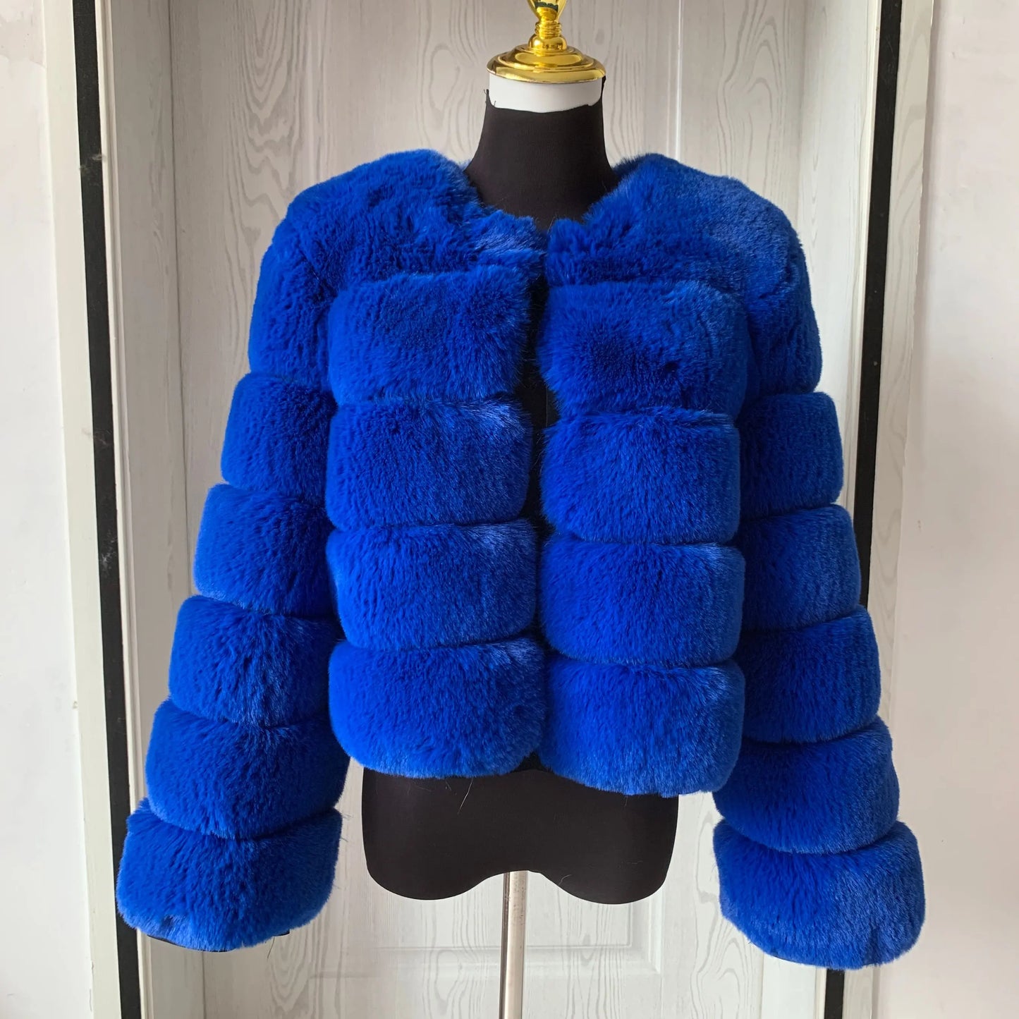 Amoura Elegance Women's Faux Fur Coat – Short Fluffy Jacket, High-Quality Faux Fox Fur, Stylish Winter Warmth Shor Sleeve( 50 cm)