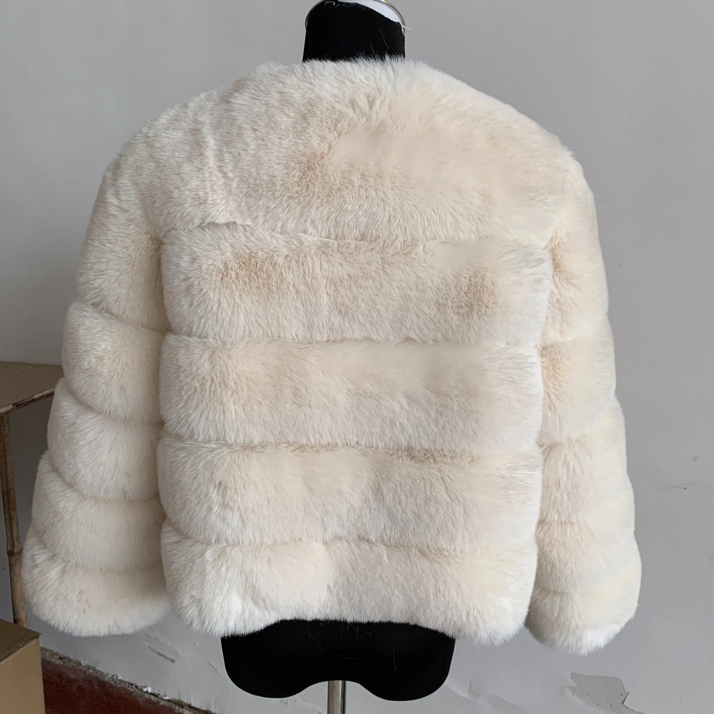 Amoura Elegance Women's Faux Fur Coat – Short Fluffy Jacket, High-Quality Faux Fox Fur, Stylish Winter Warmth Long Sleeve( 60 cm)