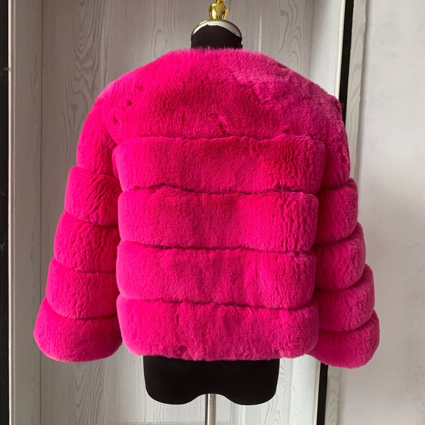 Amoura Elegance Women's Faux Fur Coat – Short Fluffy Jacket, High-Quality Faux Fox Fur, Stylish Winter Warmth Shor Sleeve( 50 cm)