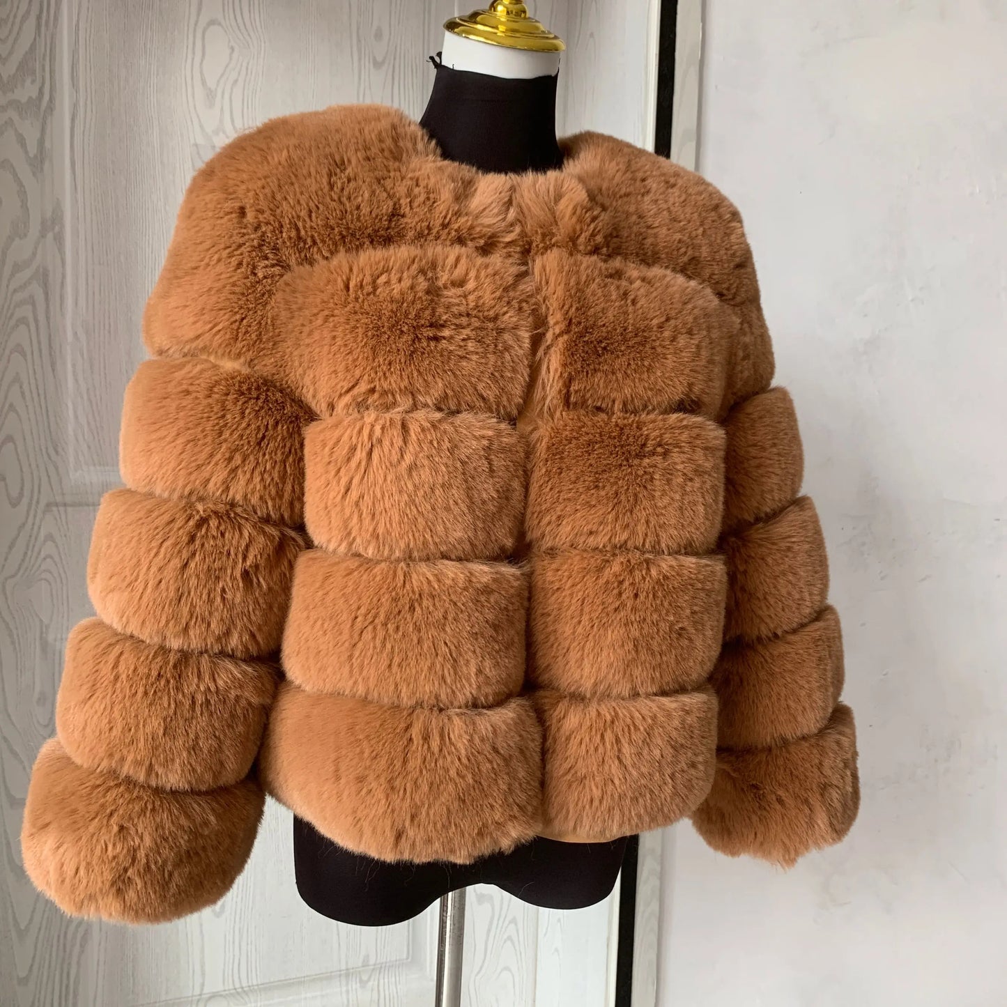 Amoura Elegance Women's Faux Fur Coat – Short Fluffy Jacket, High-Quality Faux Fox Fur, Stylish Winter Warmth Shor Sleeve( 50 cm)