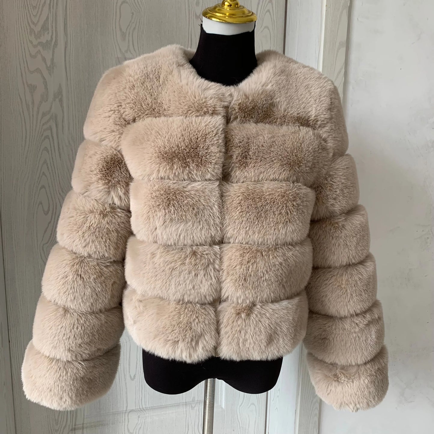 Amoura Elegance Women's Faux Fur Coat – Short Fluffy Jacket, High-Quality Faux Fox Fur, Stylish Winter Warmth Shor Sleeve( 50 cm)