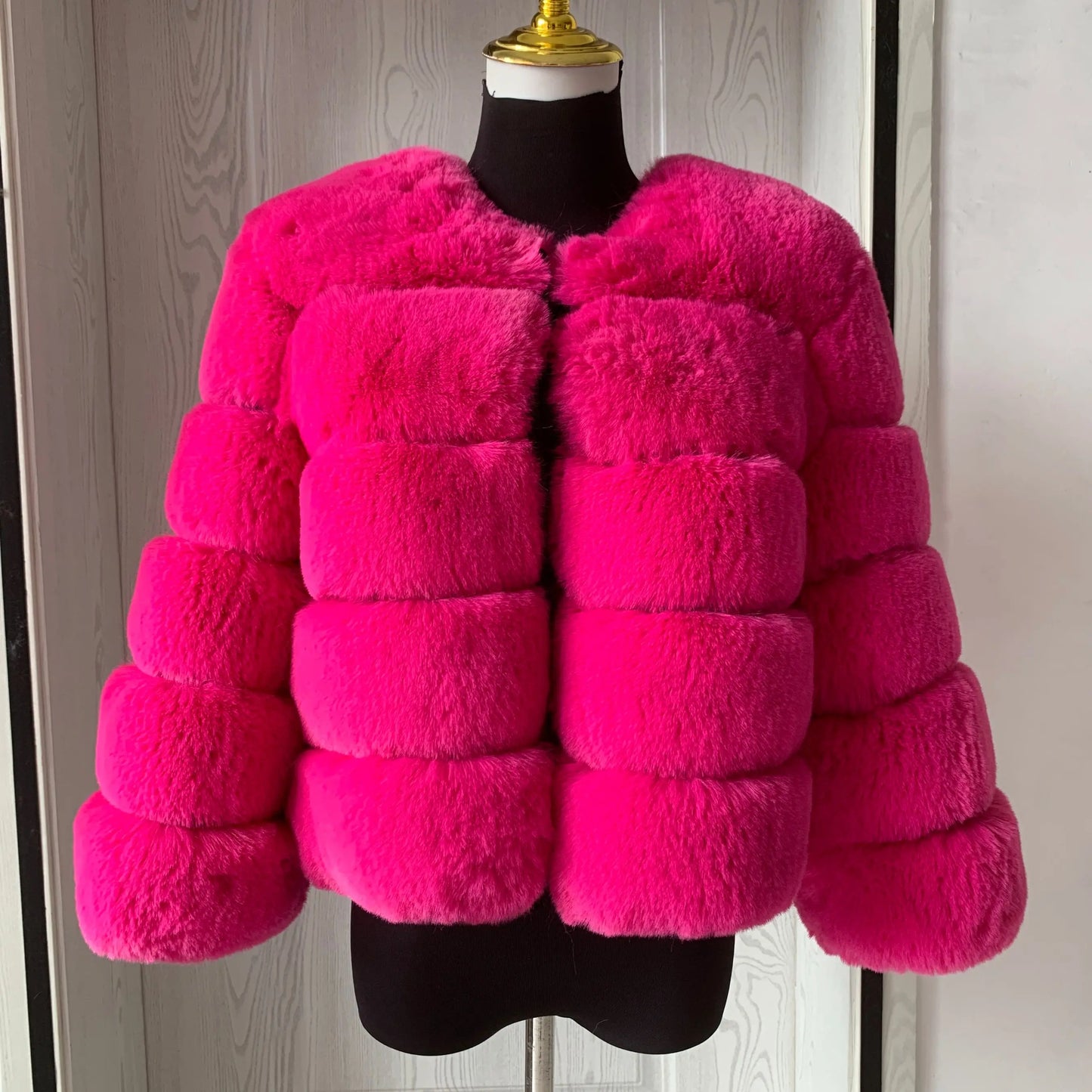 Amoura Elegance Women's Faux Fur Coat – Short Fluffy Jacket, High-Quality Faux Fox Fur, Stylish Winter Warmth Shor Sleeve( 50 cm)