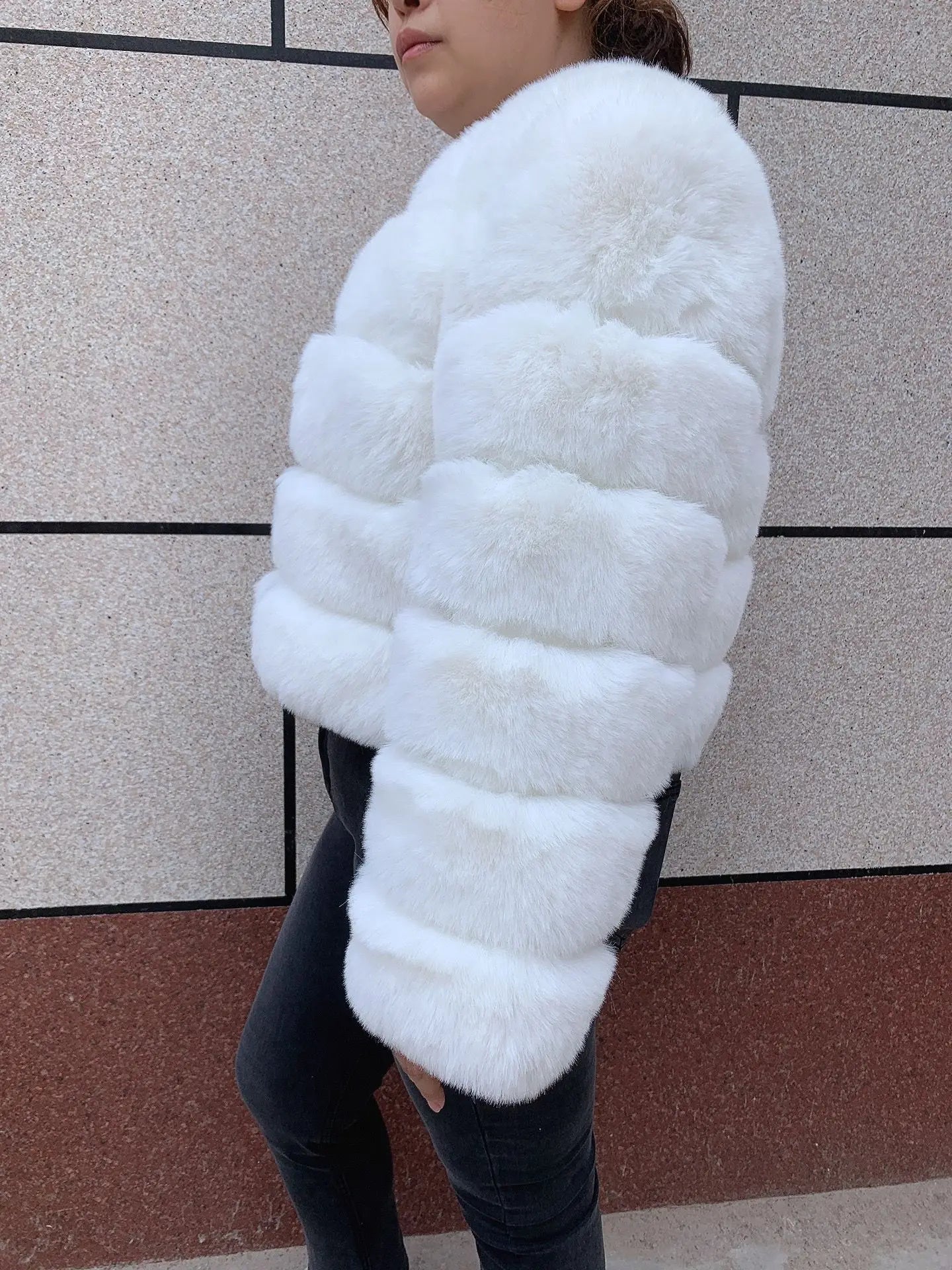 Amoura Elegance Women's Faux Fur Coat – Short Fluffy Jacket, High-Quality Faux Fox Fur, Stylish Winter Warmth Shor Sleeve( 50 cm)
