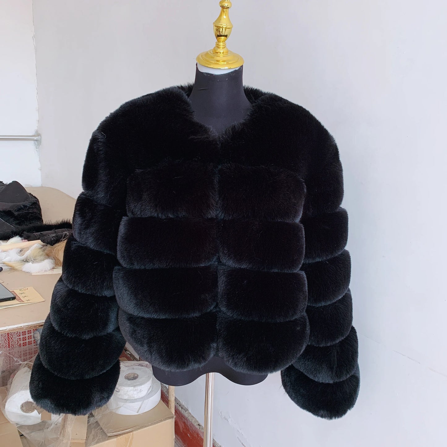 Amoura Elegance Women's Faux Fur Coat – Short Fluffy Jacket, High-Quality Faux Fox Fur, Stylish Winter Warmth Shor Sleeve( 50 cm)