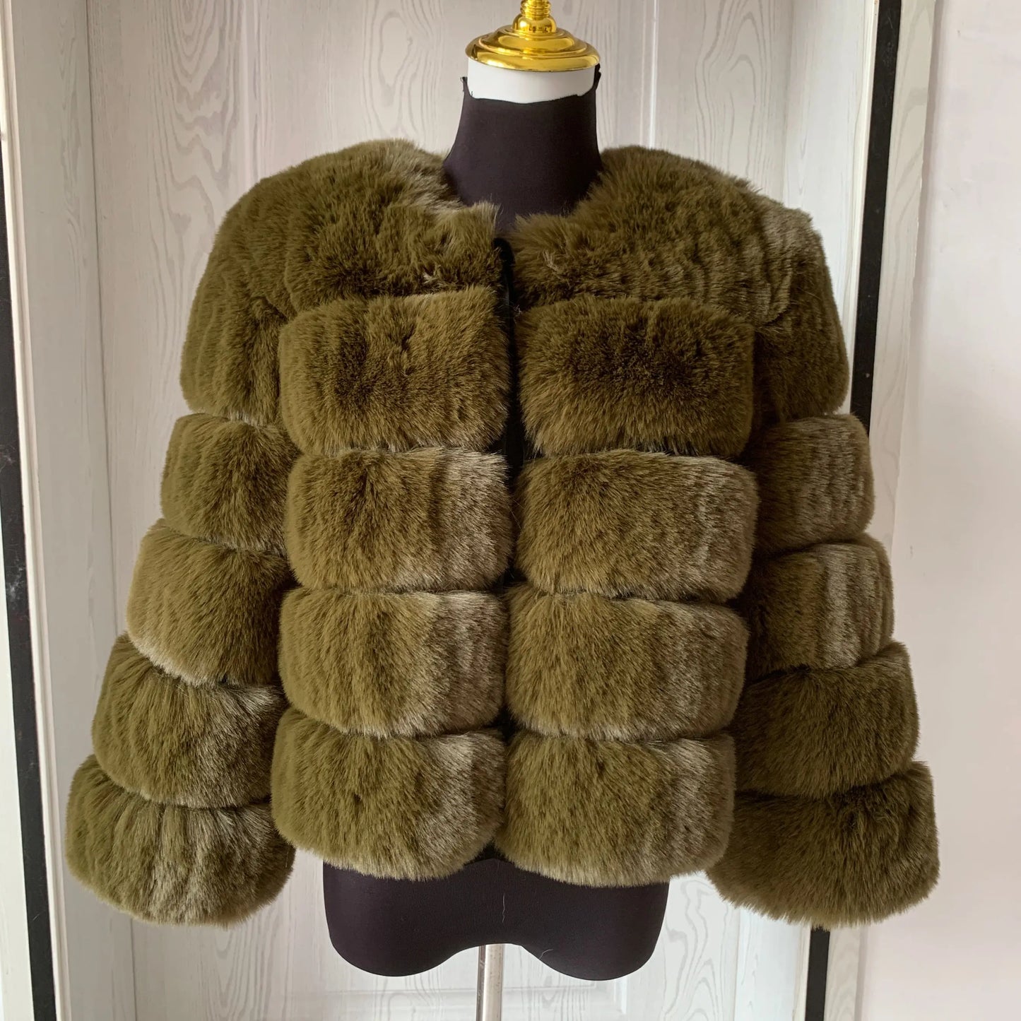 Amoura Elegance Women's Faux Fur Coat – Short Fluffy Jacket, High-Quality Faux Fox Fur, Stylish Winter Warmth Shor Sleeve( 50 cm)