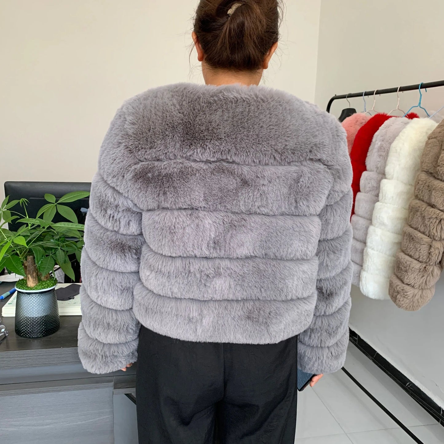 Amoura Elegance Women's Faux Fur Coat – Short Fluffy Jacket, High-Quality Faux Fox Fur, Stylish Winter Warmth Long Sleeve( 60 cm)